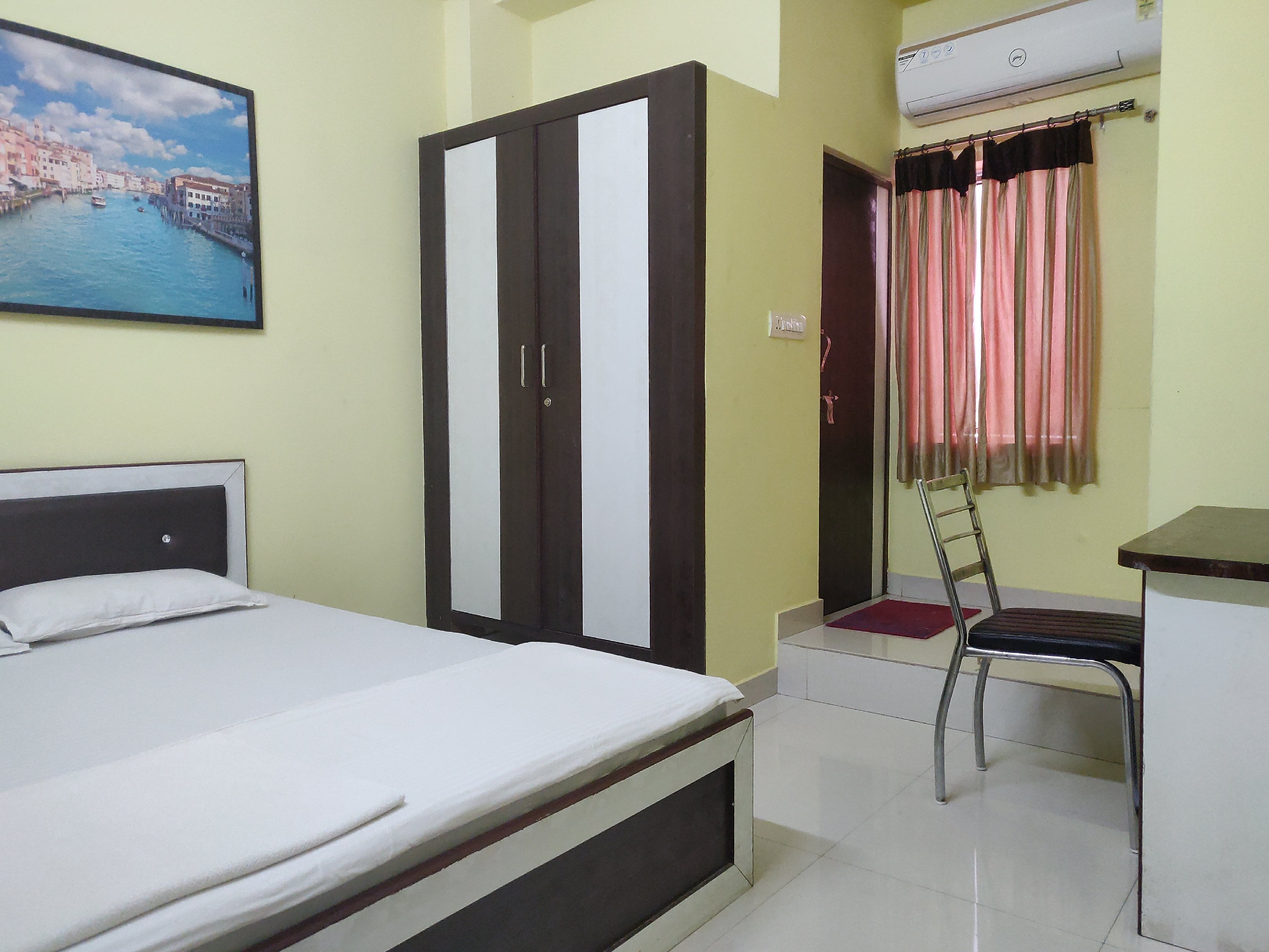 Hotel Shri Krishna Inn - Tap to explore photos
