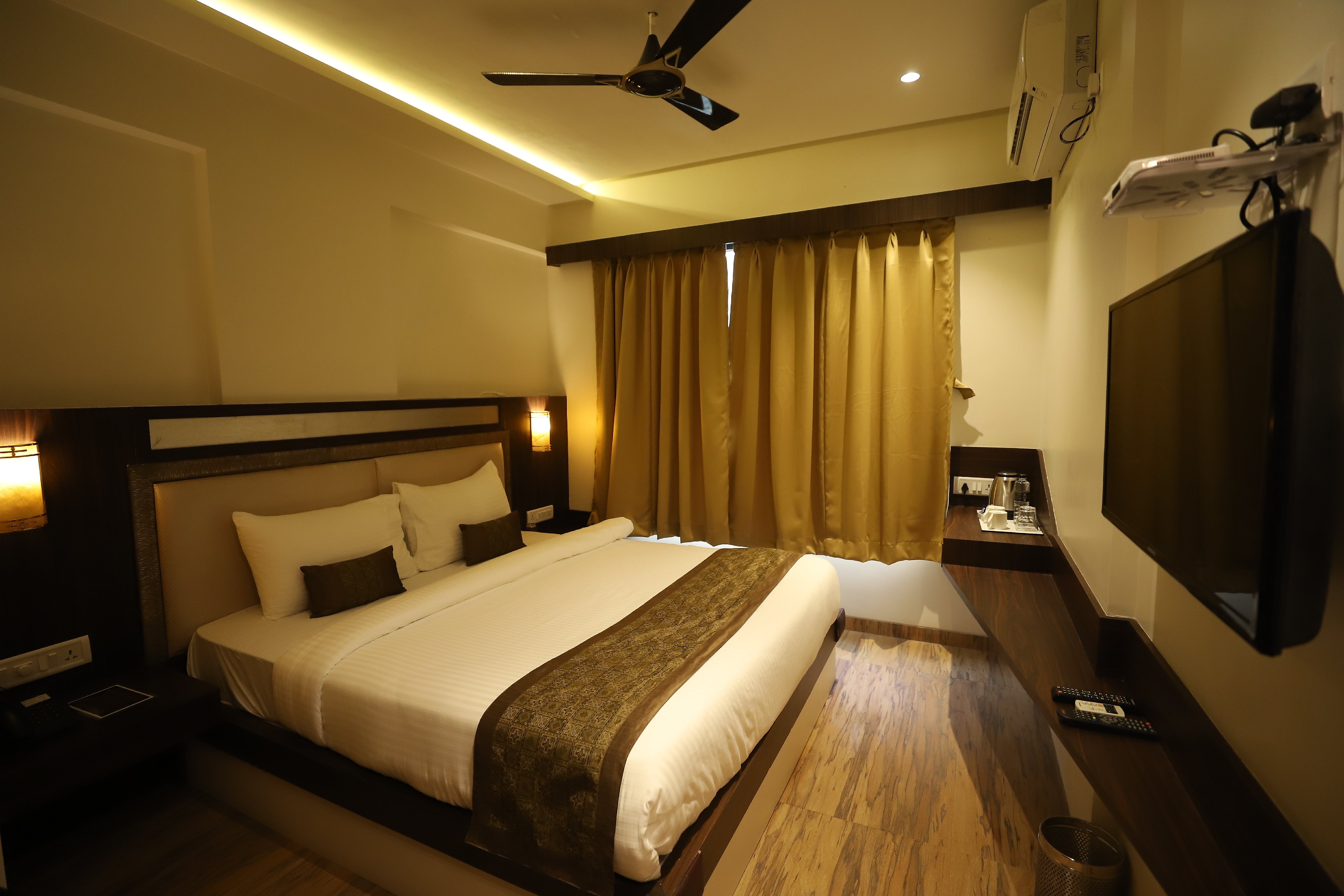 Golden Room 1