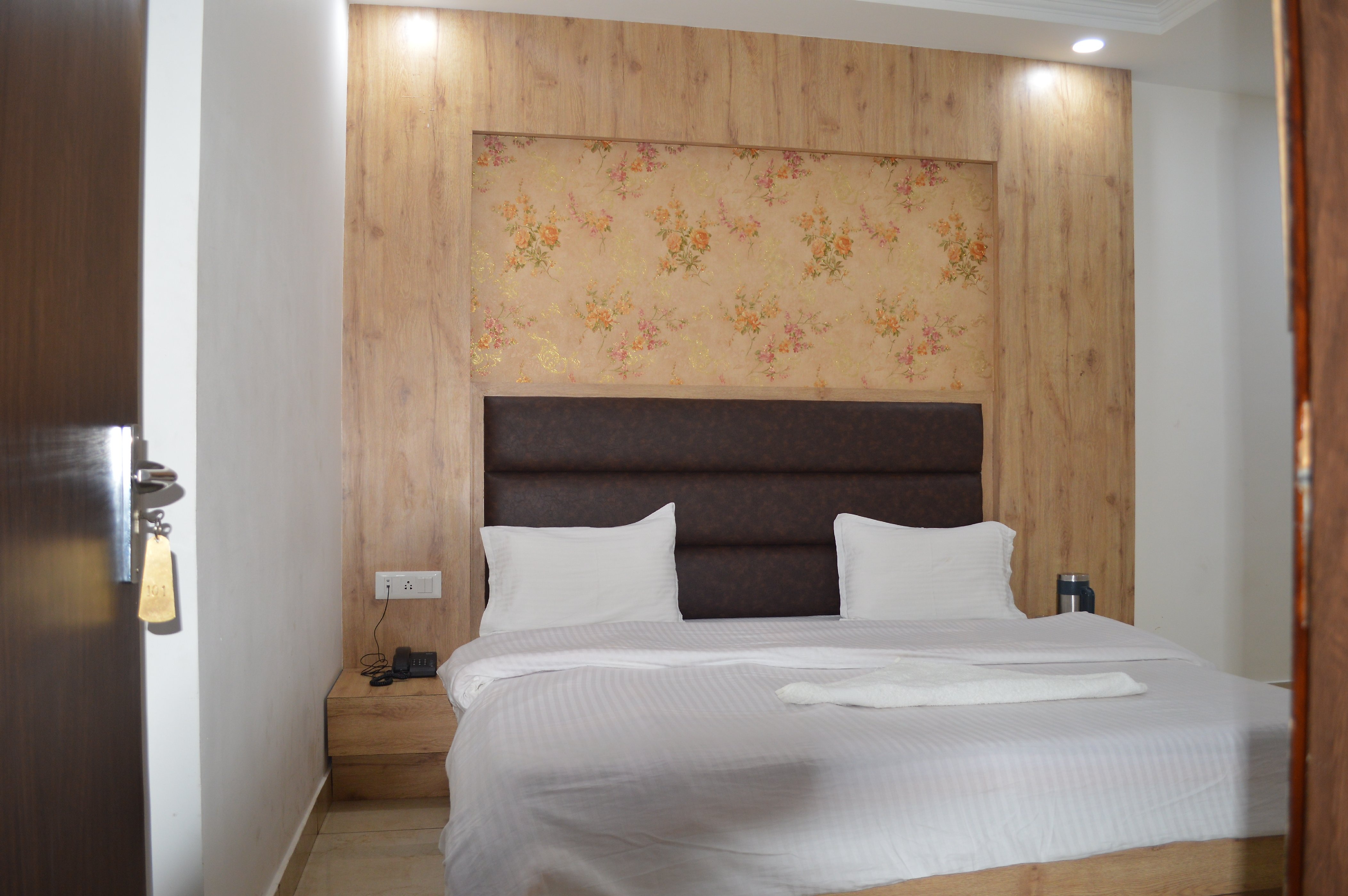 Manoranjan Guest House - Tap to explore photos