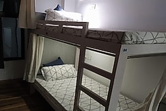 Sleepy Sam - The Traveller's Hostel, Rishyap