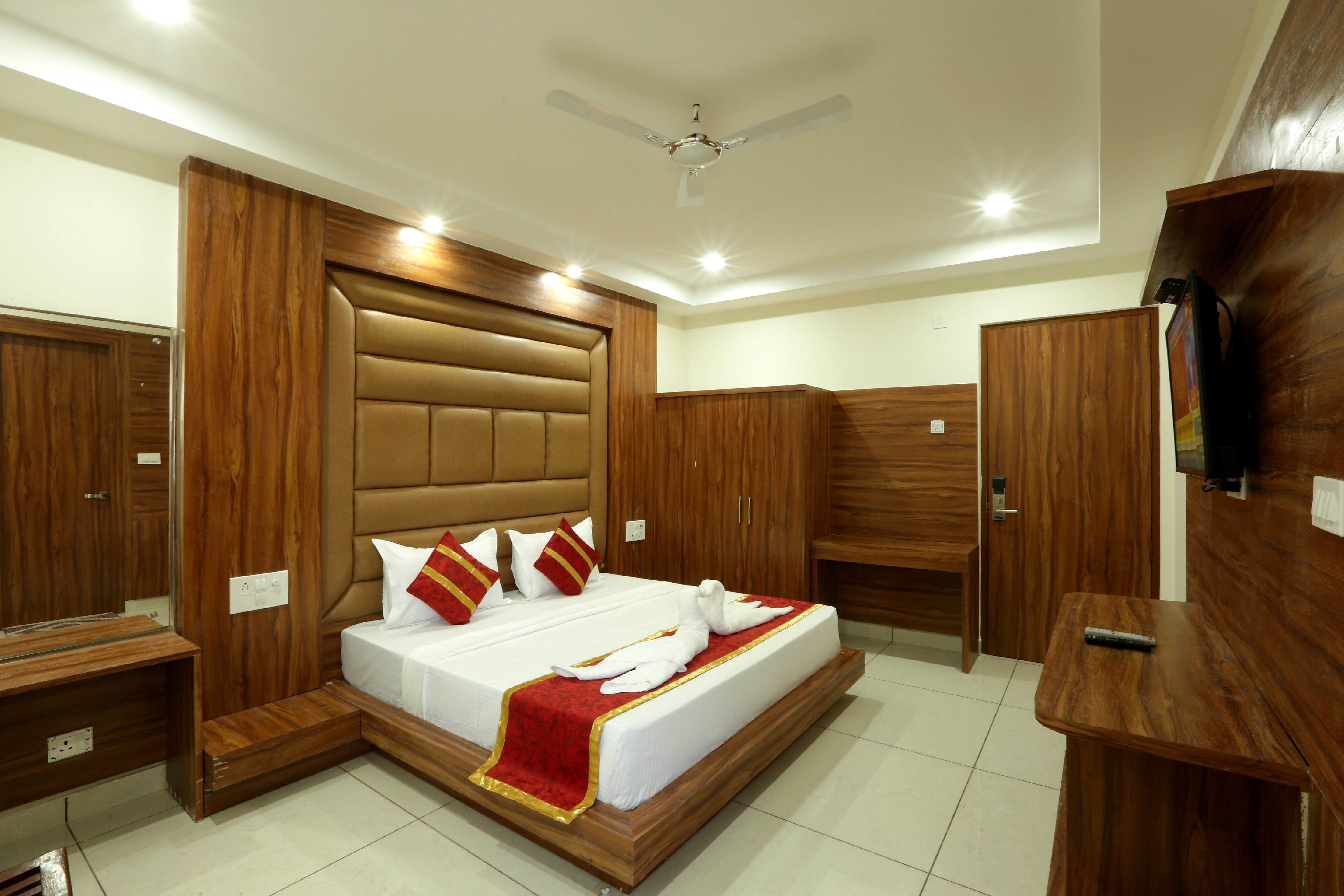 Hotel Katra Grand - Tap to explore photos