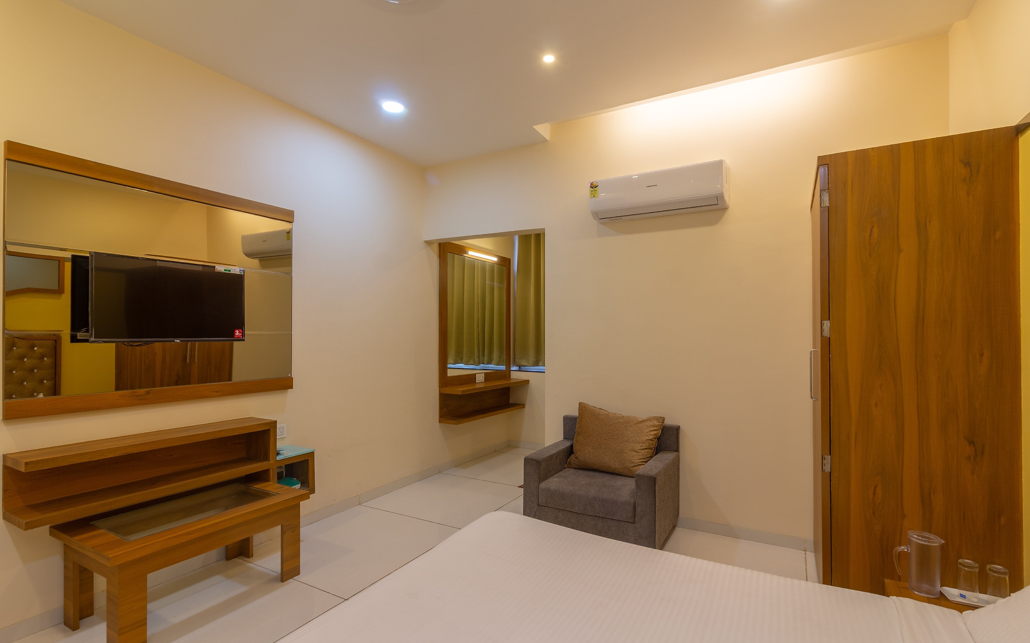 Hotel Giri Shankara - Tap to explore photos
