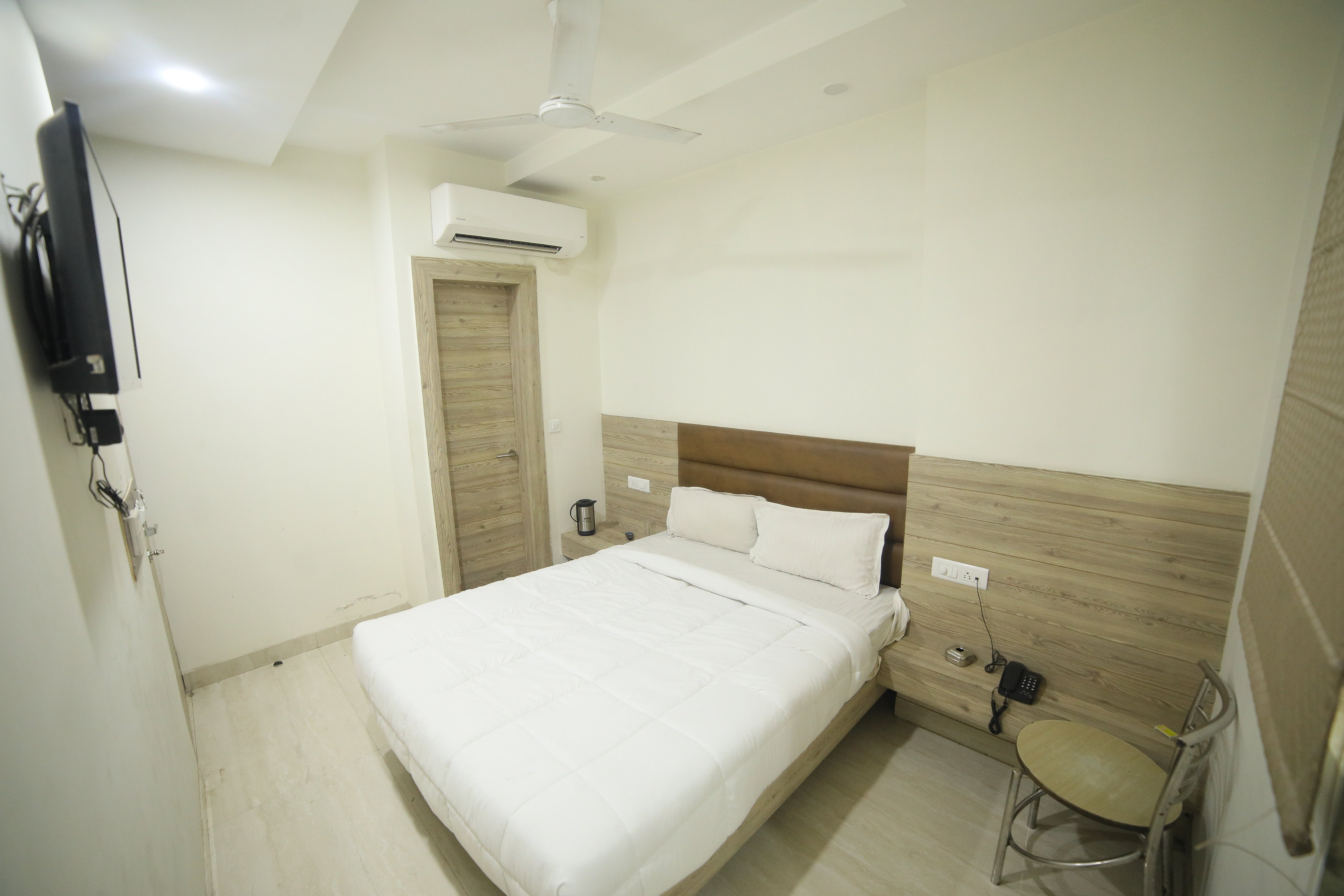 Hotel Shri Ram Residency - Tap to explore photos