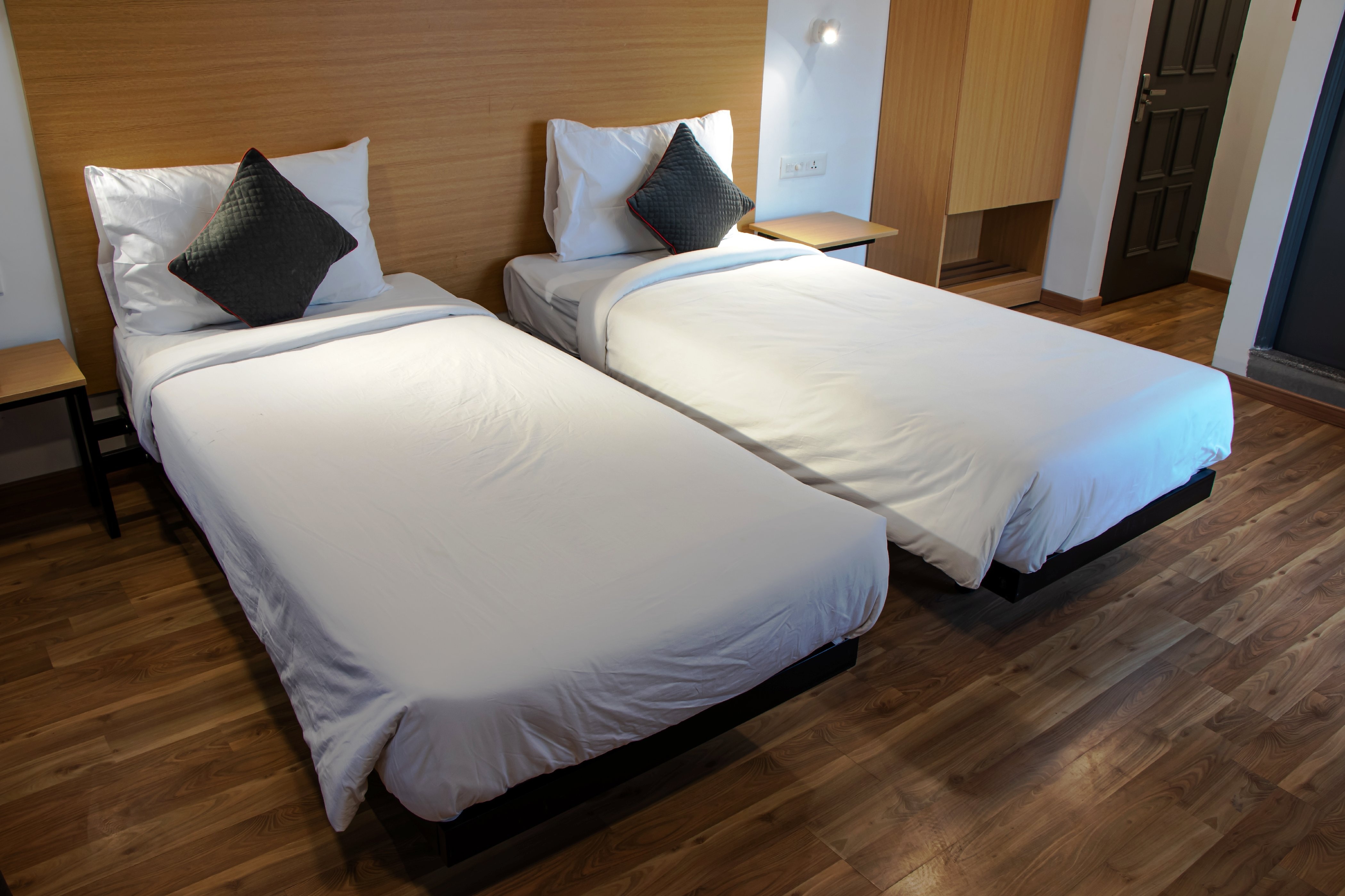 GREY OAK HOTEL 5