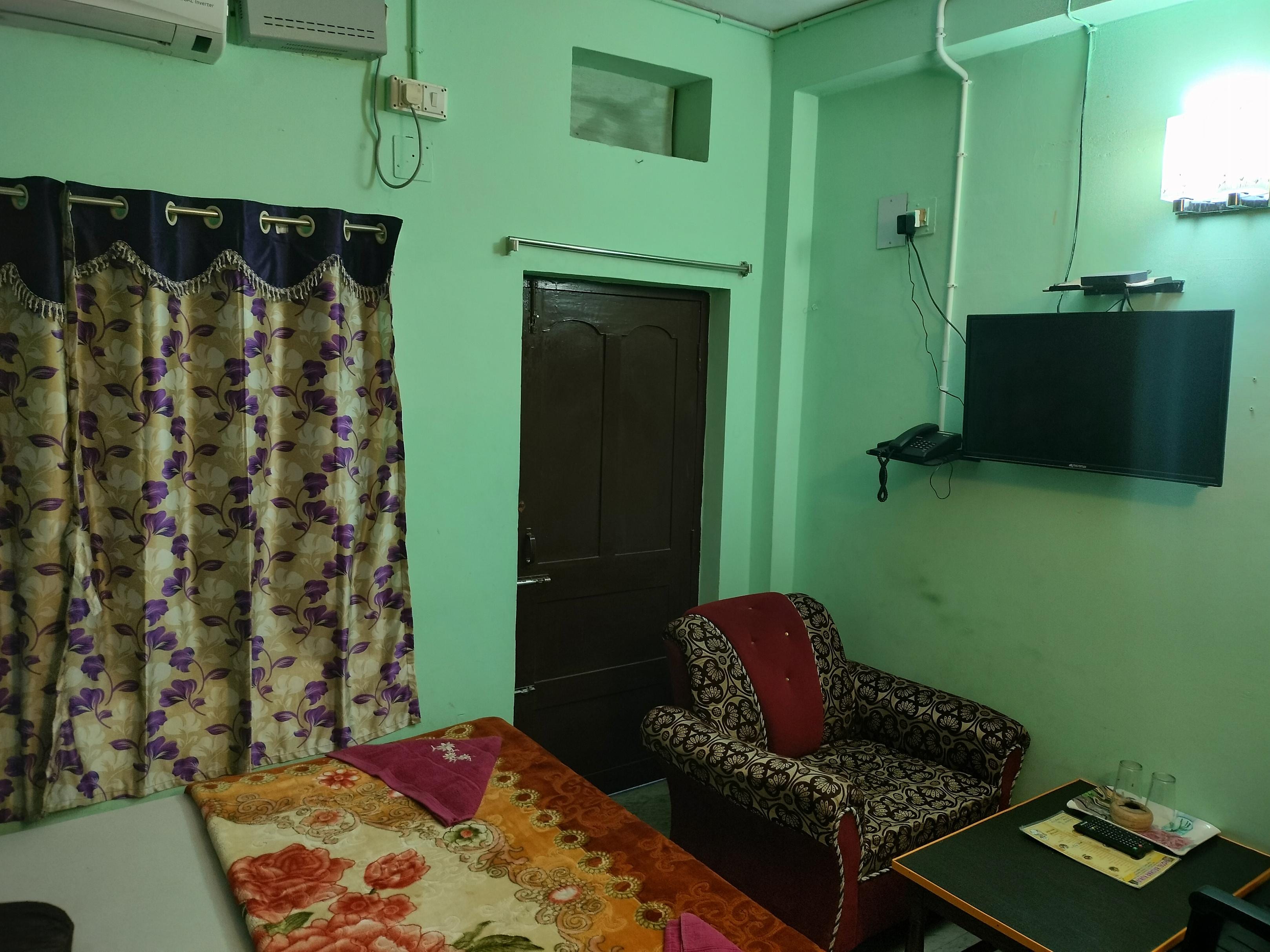 Hotel Krishna Kunja - Tap to explore photos