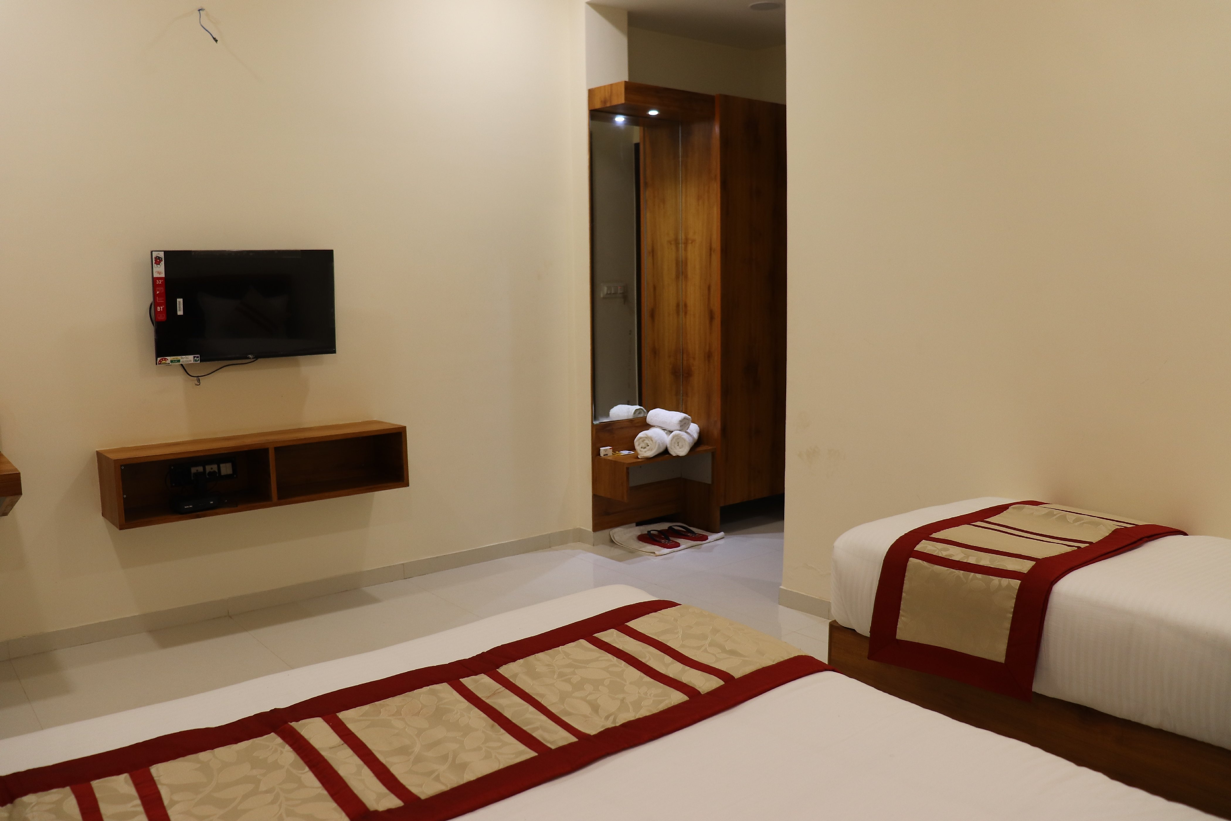 Hotel Naresh Palace - Tap to explore photos
