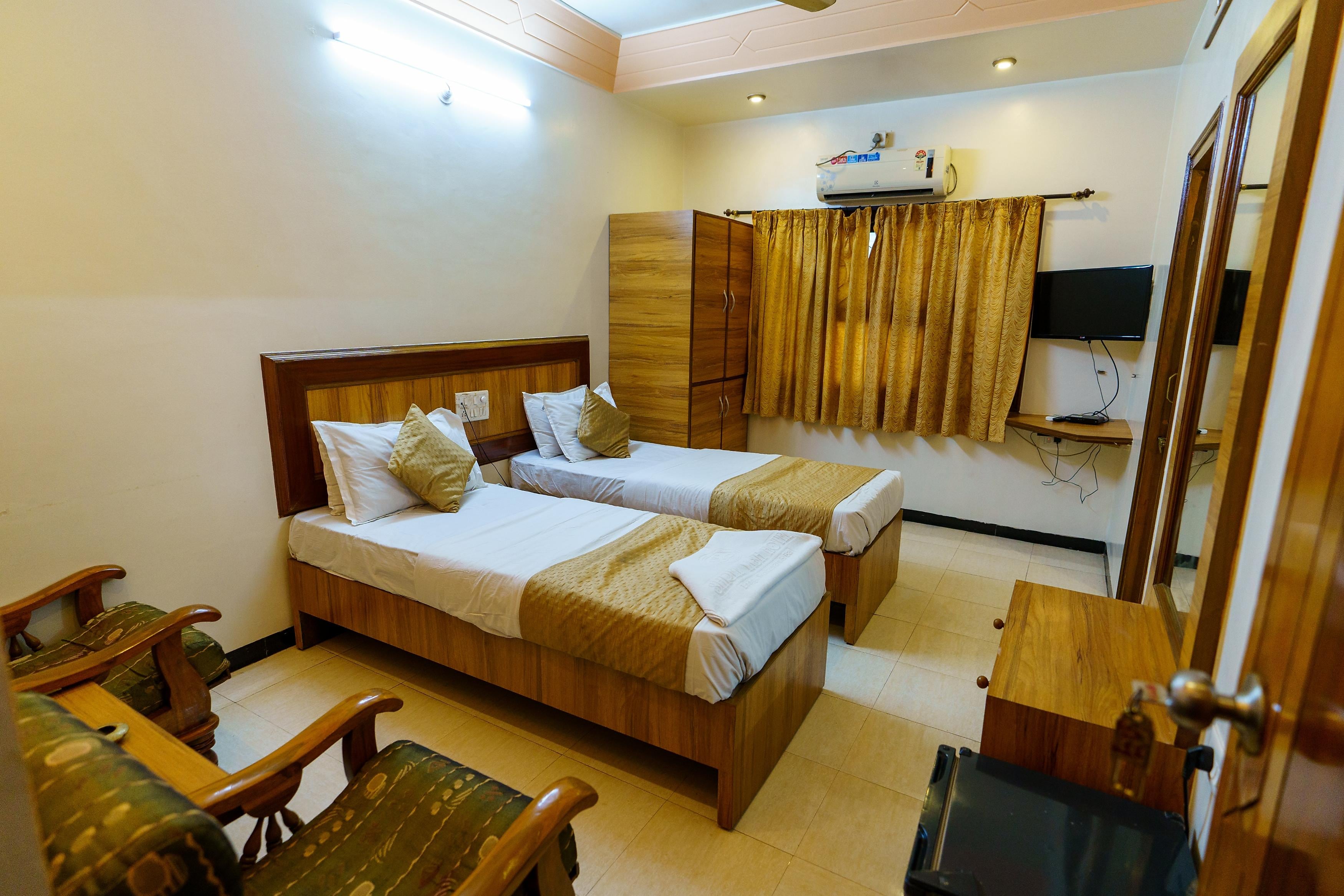 Shree Yash Hotel - Tap to explore photos