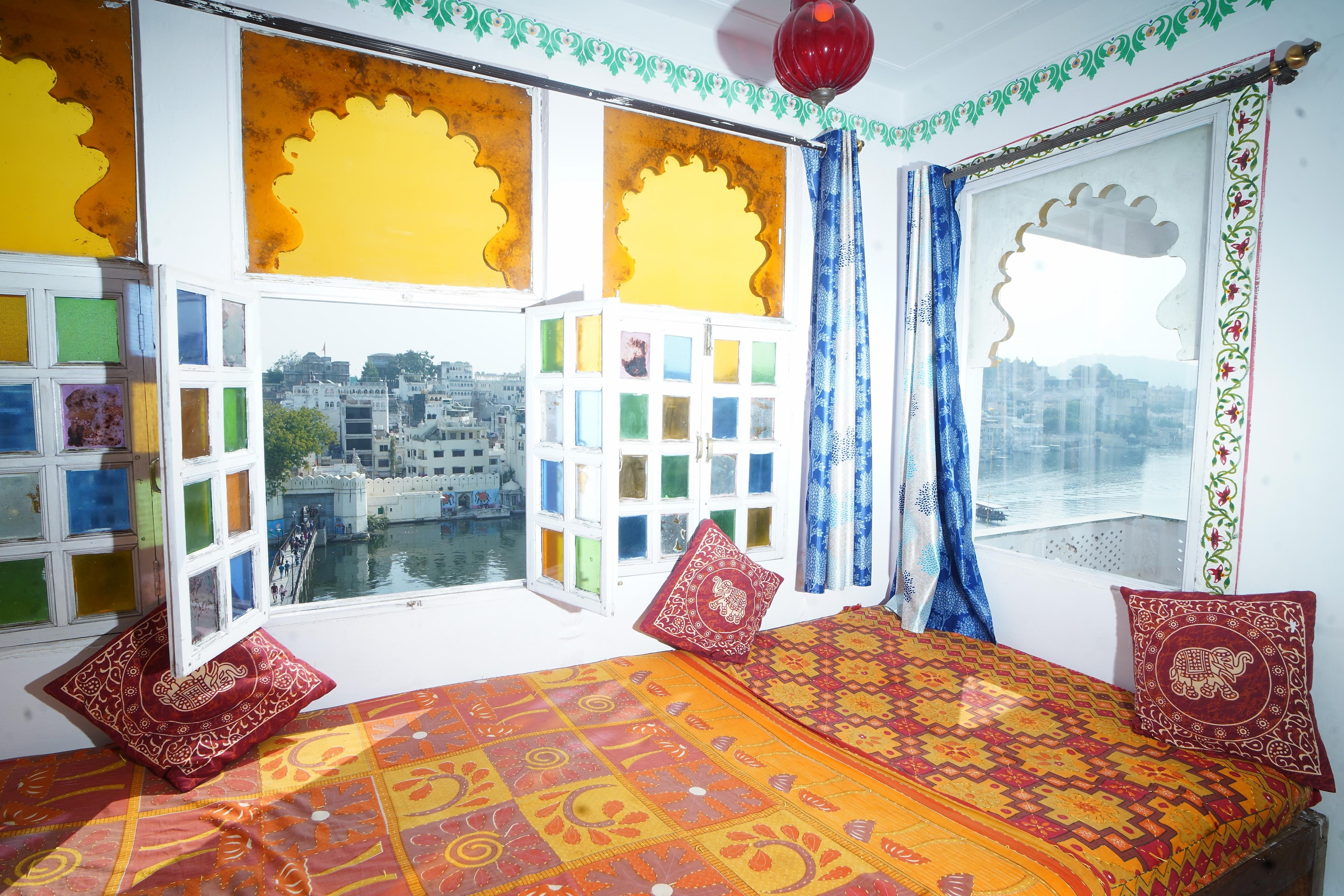 Dream Heaven Haveli - Pichola Lake View Room - Tap to explore photos