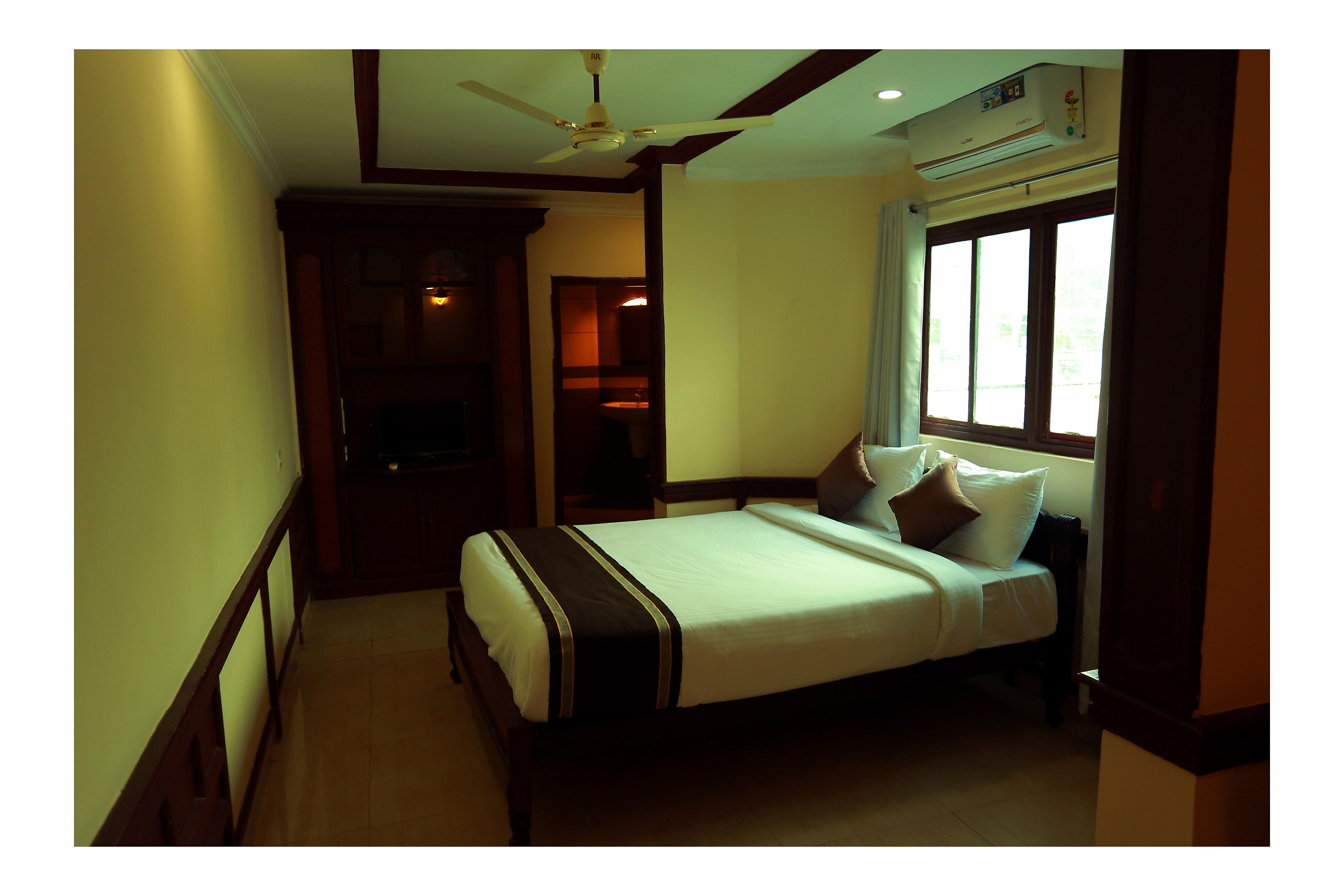 CORRIDOR CALICUT AIRPORT HOTEL - Tap to explore photos