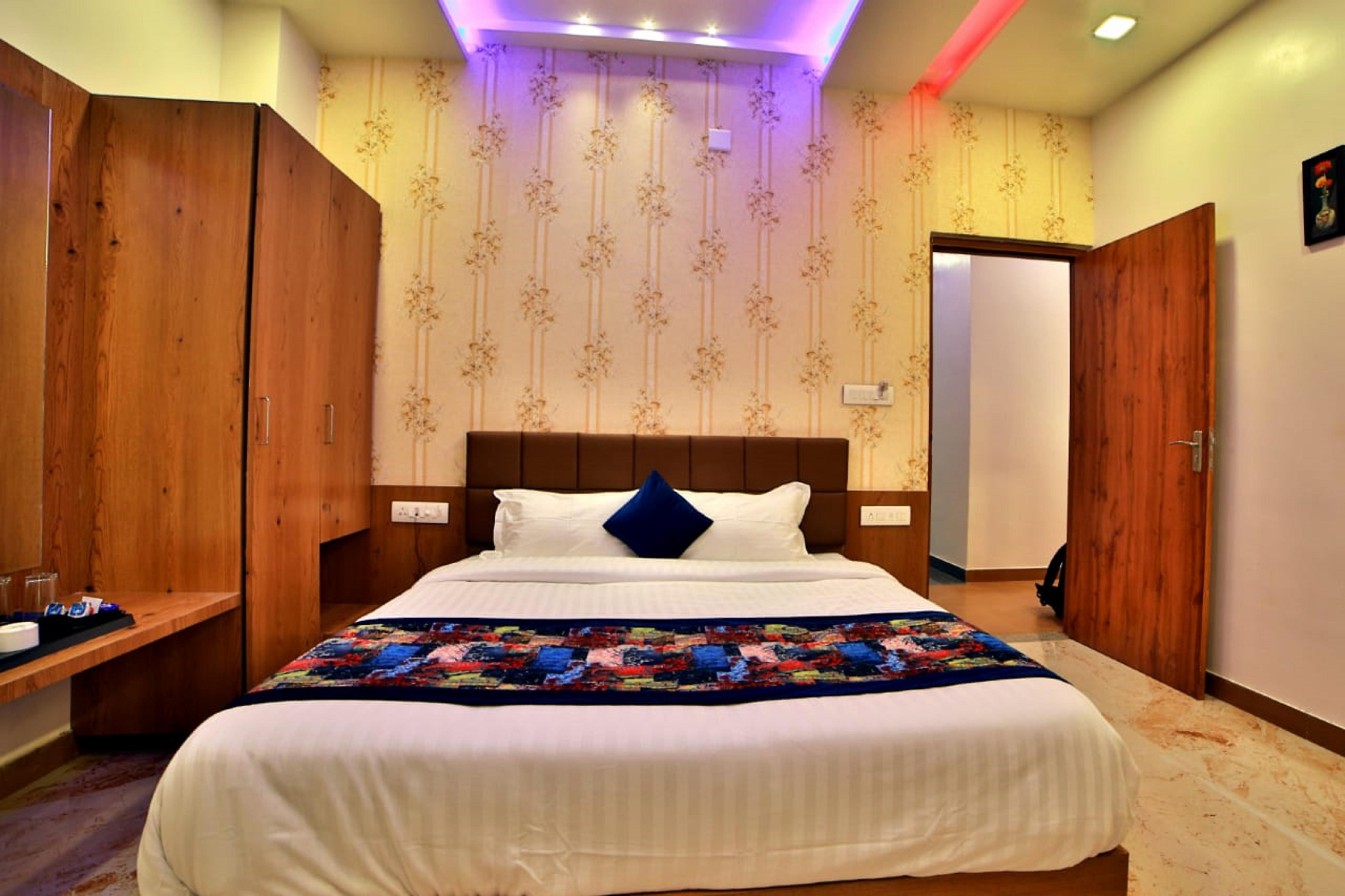 Hotel Hanja Palace - Tap to explore photos