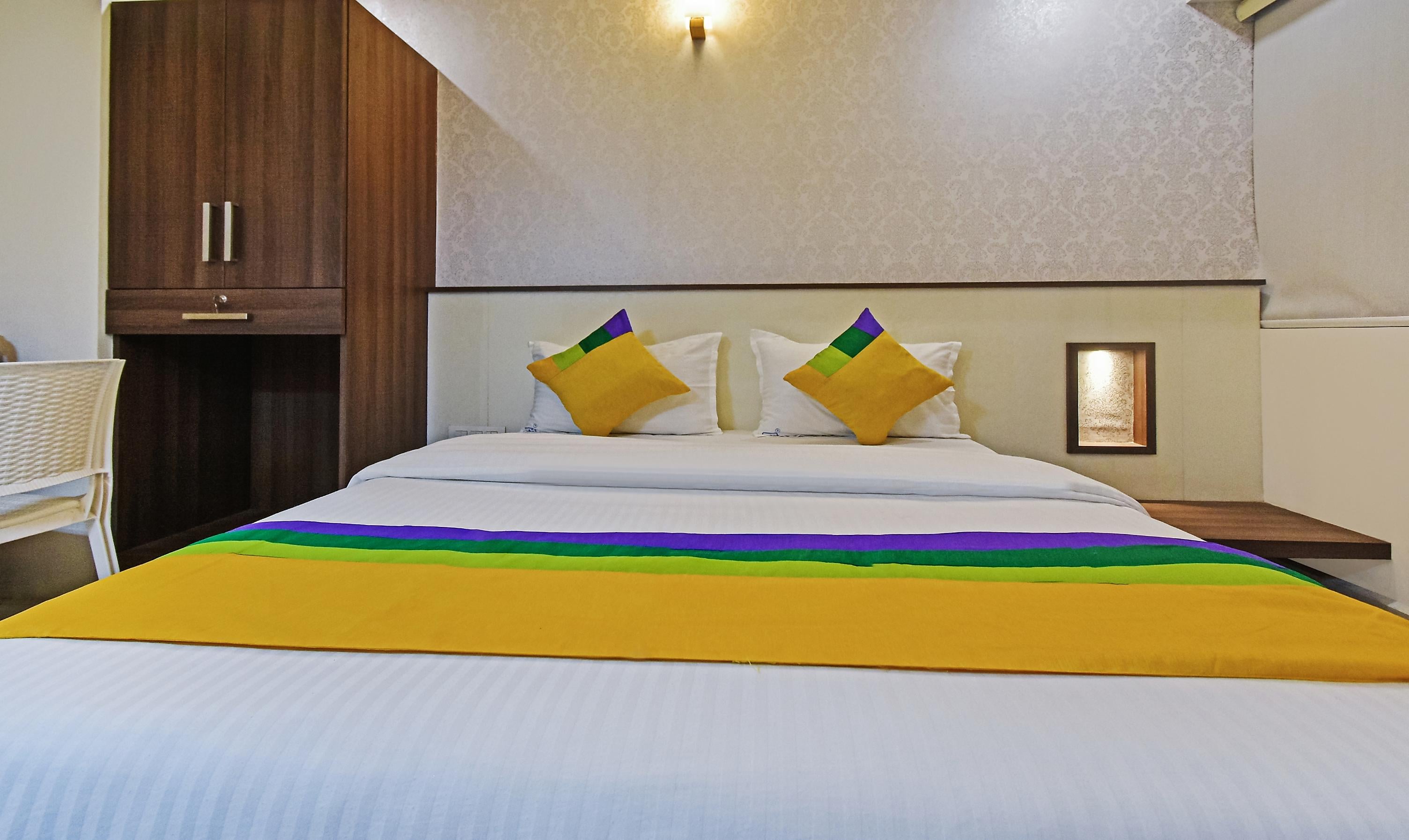 Itsy Hotels Deluxe Inn - Tap to explore photos