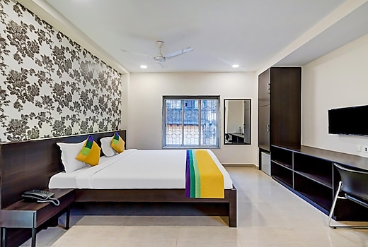 Itsy Hotels Neeranand Plaza