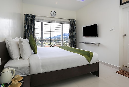 Treebo Light House, 900 Mtrs From Botanical Garden