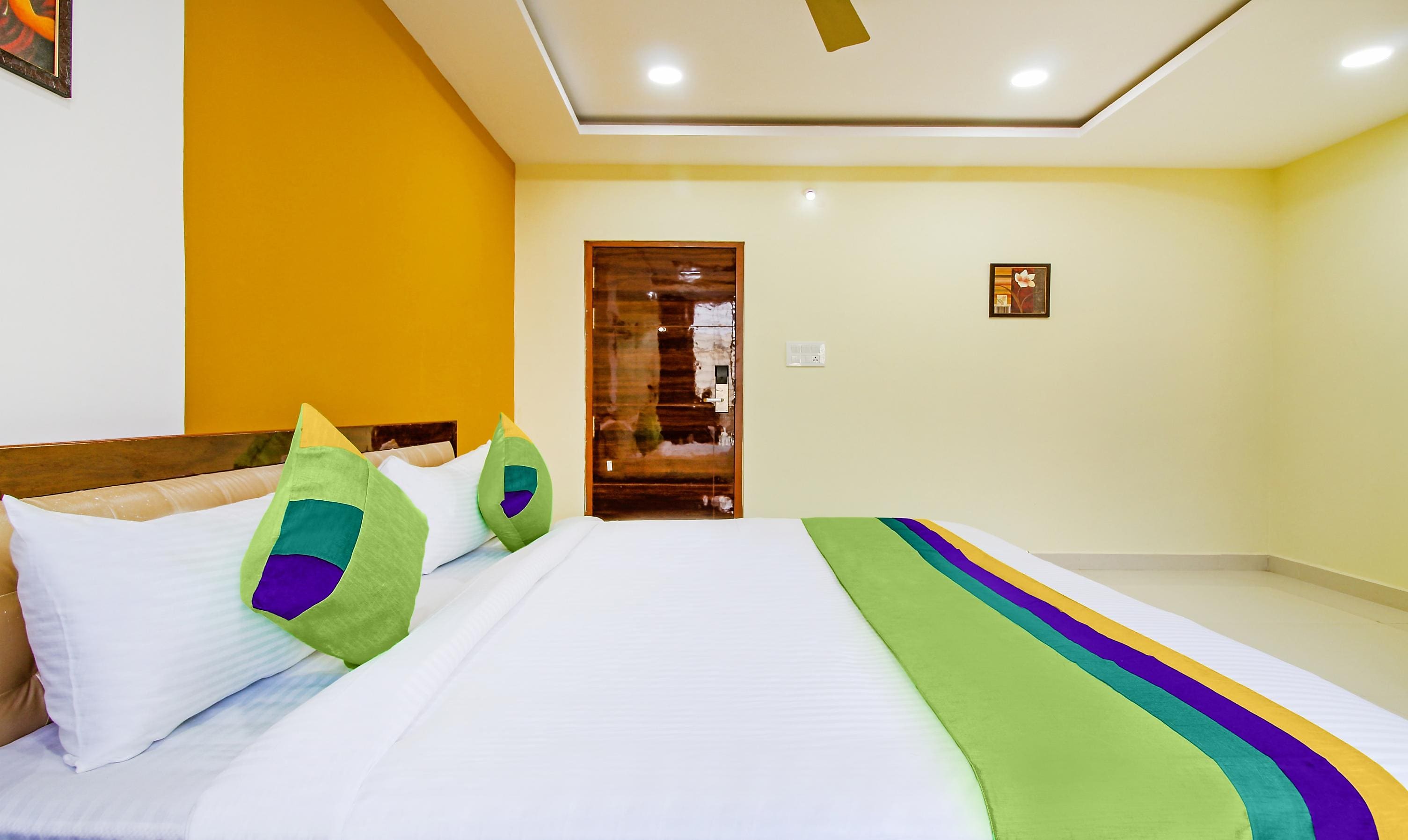 Itsy Hotels D'Comfort Inn - Tap to explore photos
