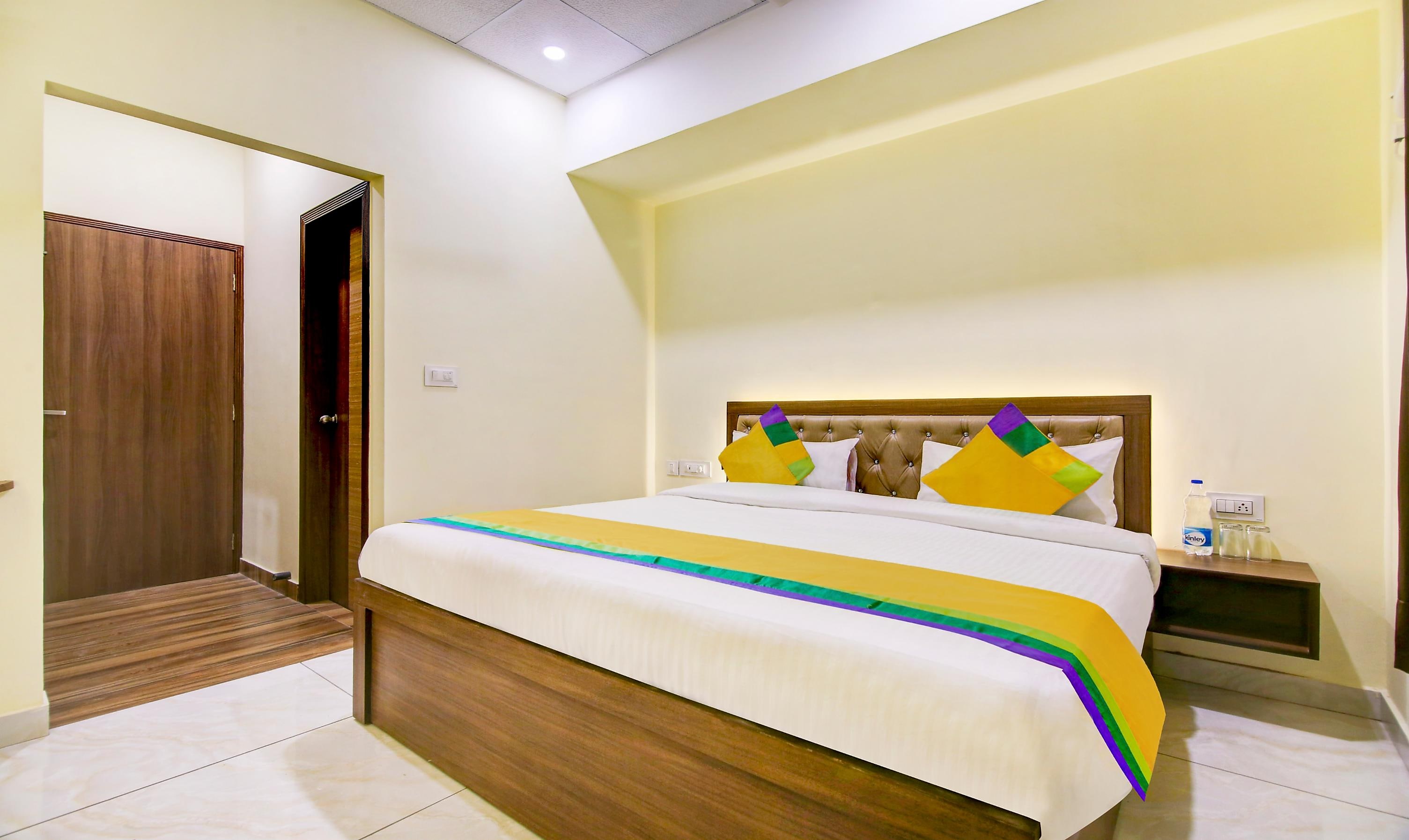 Itsy Hotels Oasis Inn - Tap to explore photos