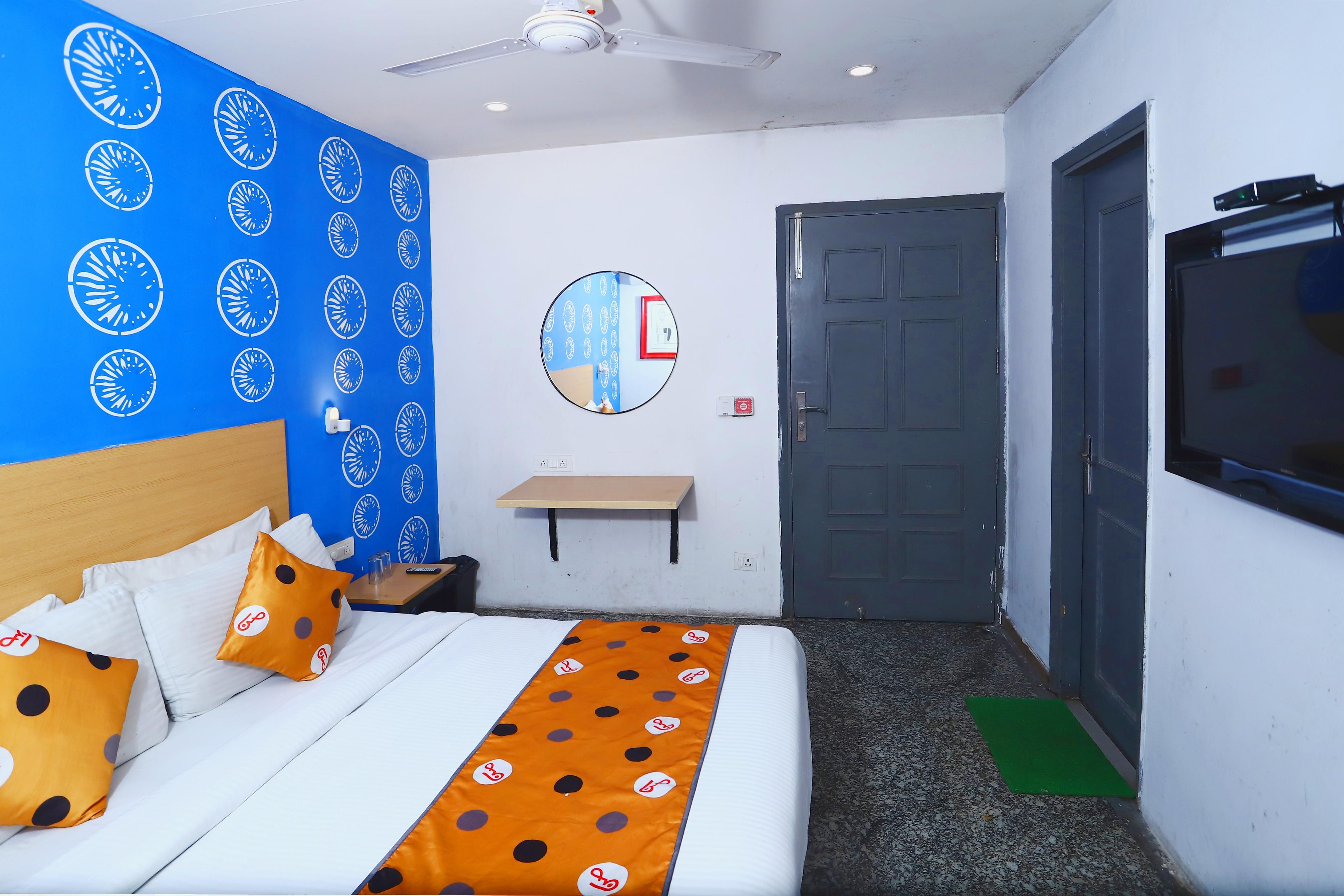 Qotel Comfort Golden Saffron Punjabi Bagh - Tap to explore photos