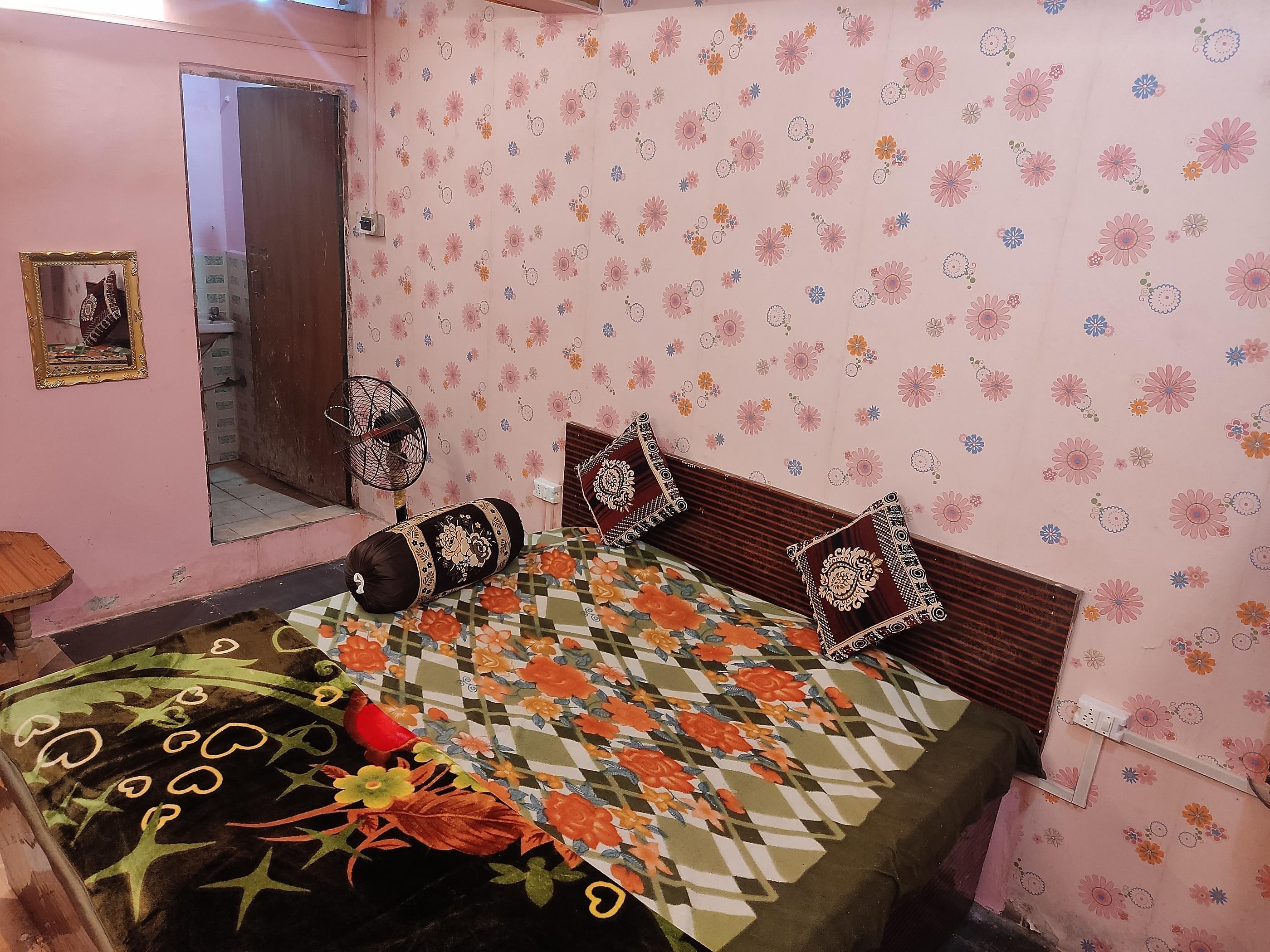 Shri Radhe Krishna Guest House - Tap to explore photos