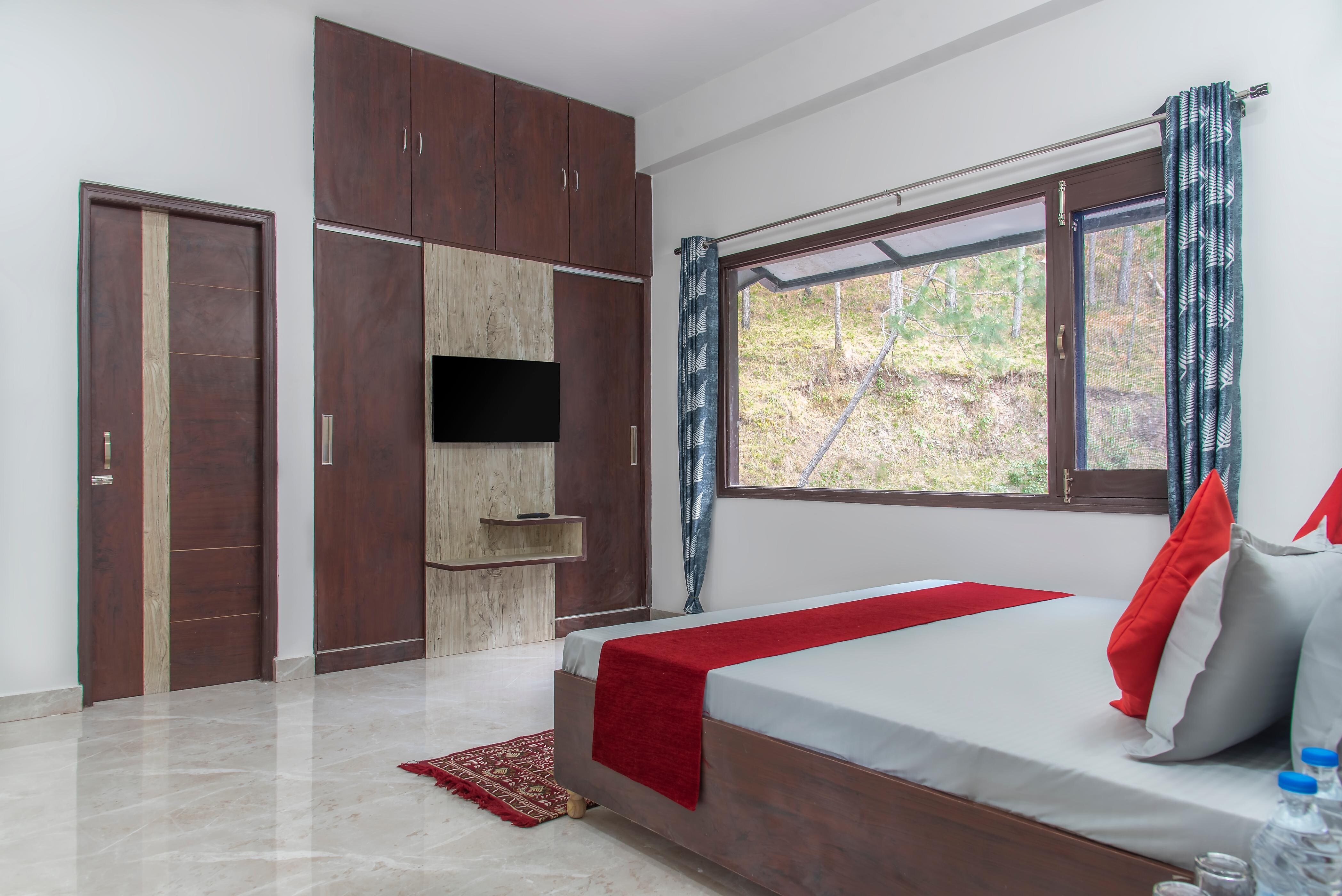 Daffy Alone- 3BHK Apartment - Tap to explore photos