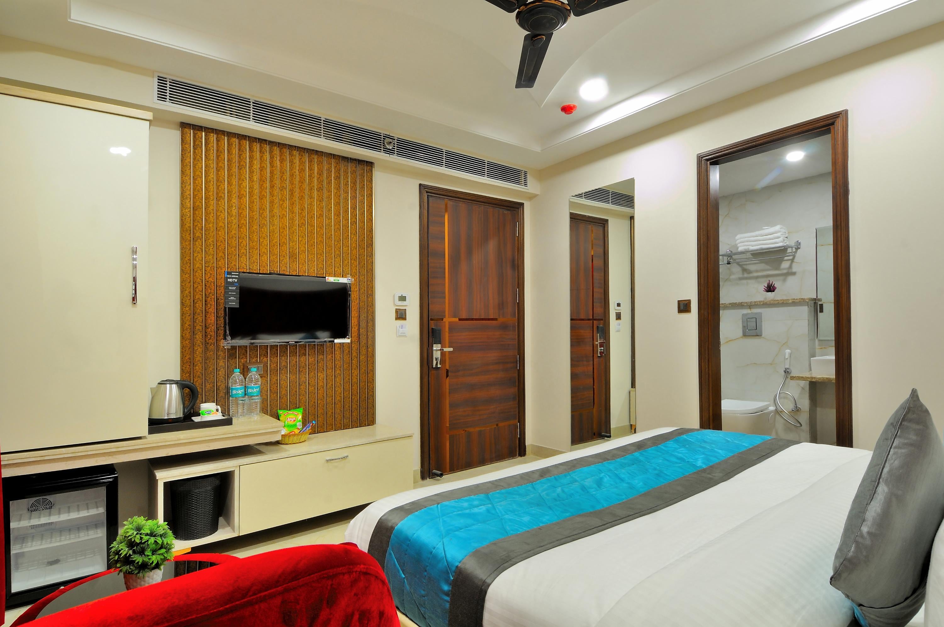Hotel Delhi Fab - Tap to explore photos