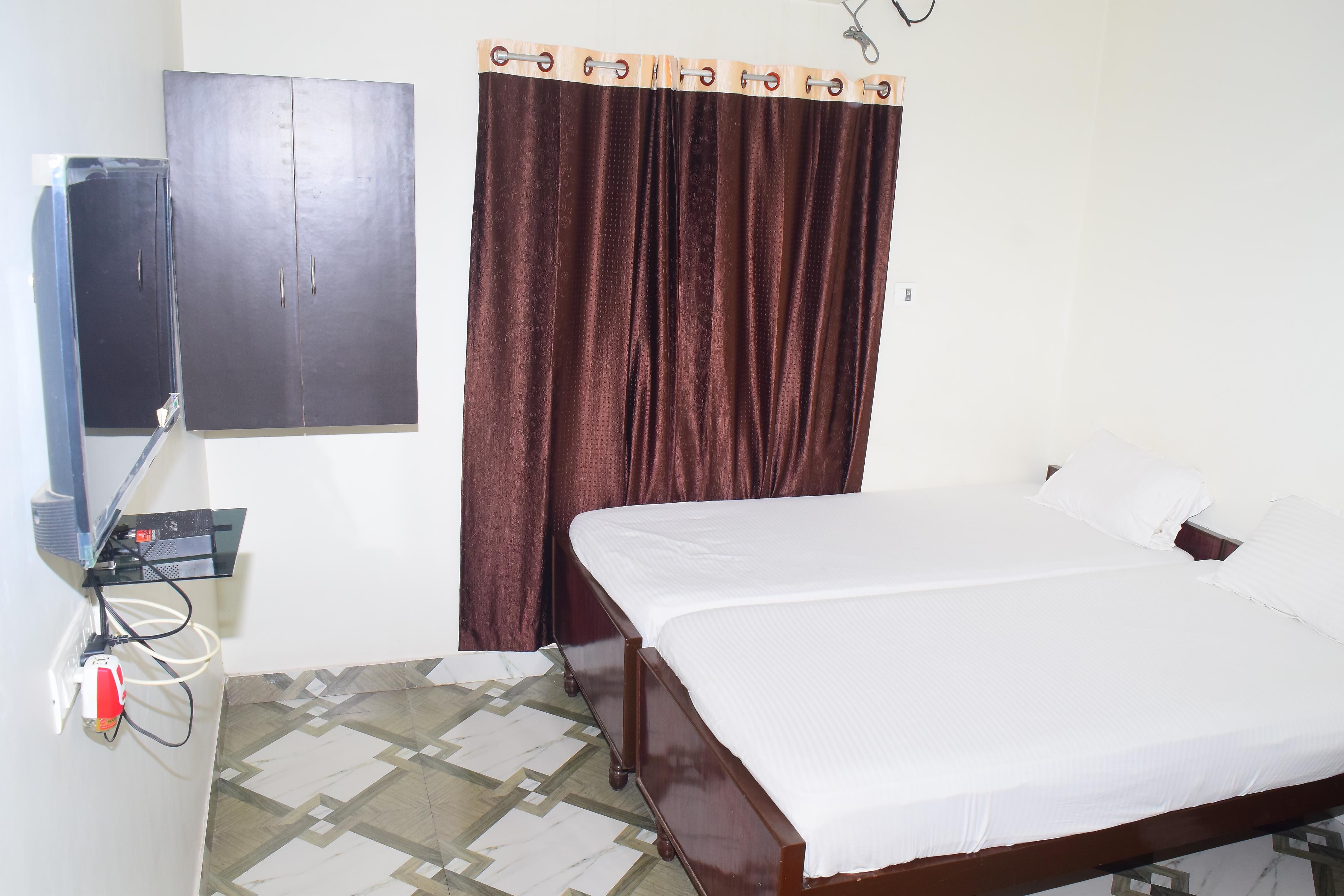 hotel Sunaina Inn - Tap to explore photos