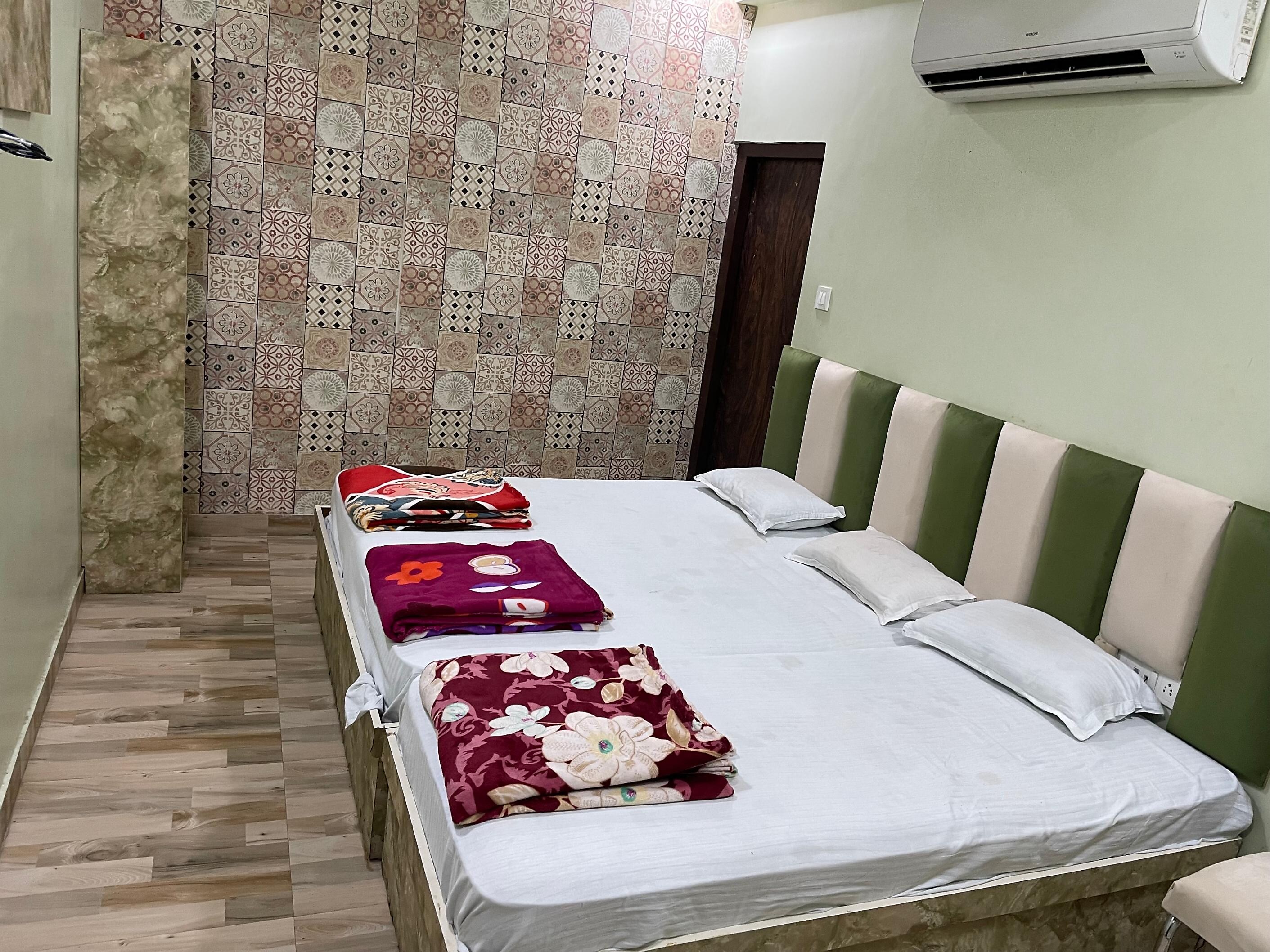 Hotel Alamdar - Tap to explore photos