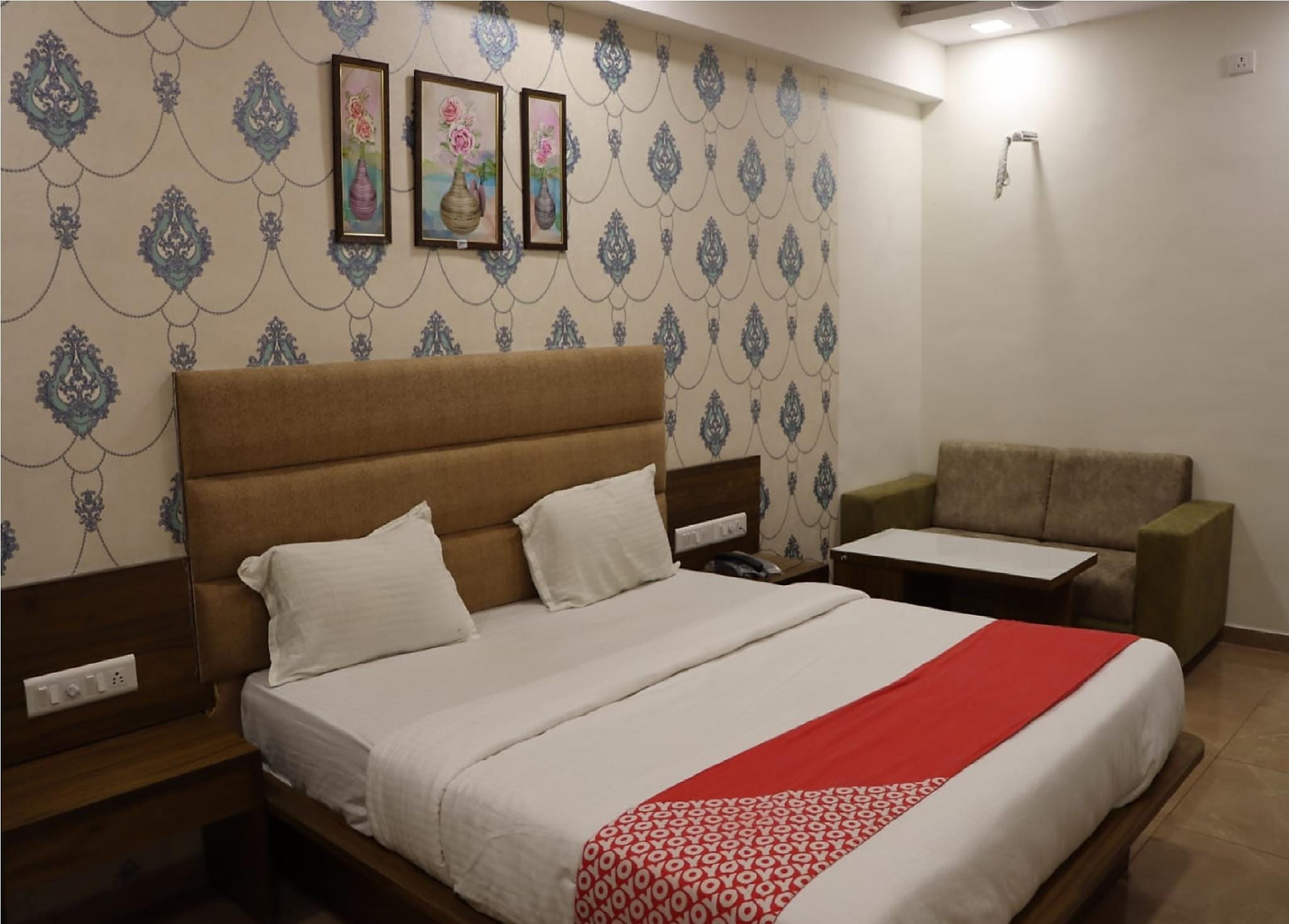 Hotel Legend Modasa - Tap to explore photos