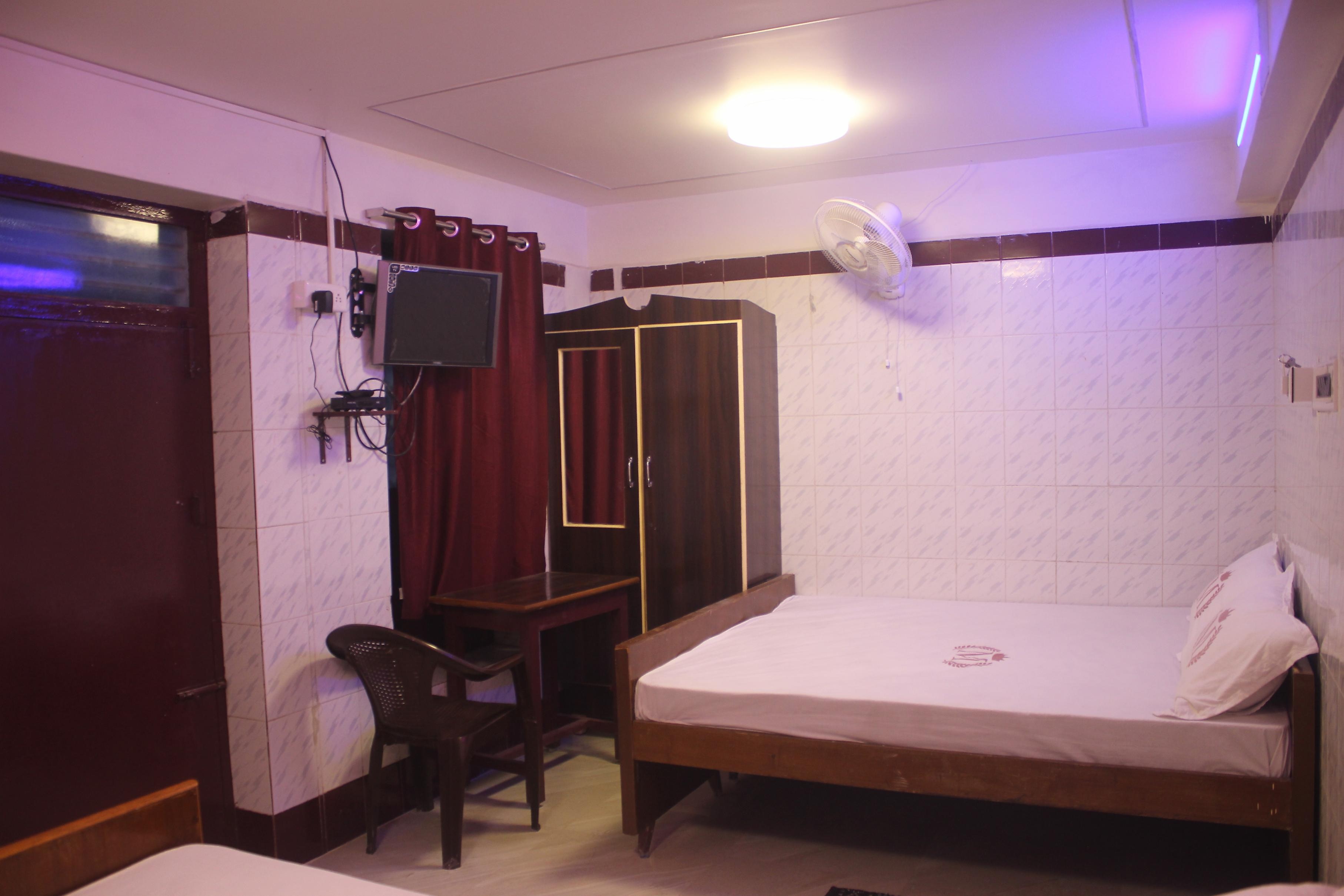 PARI MUTHU VILAS INN - Tap to explore photos