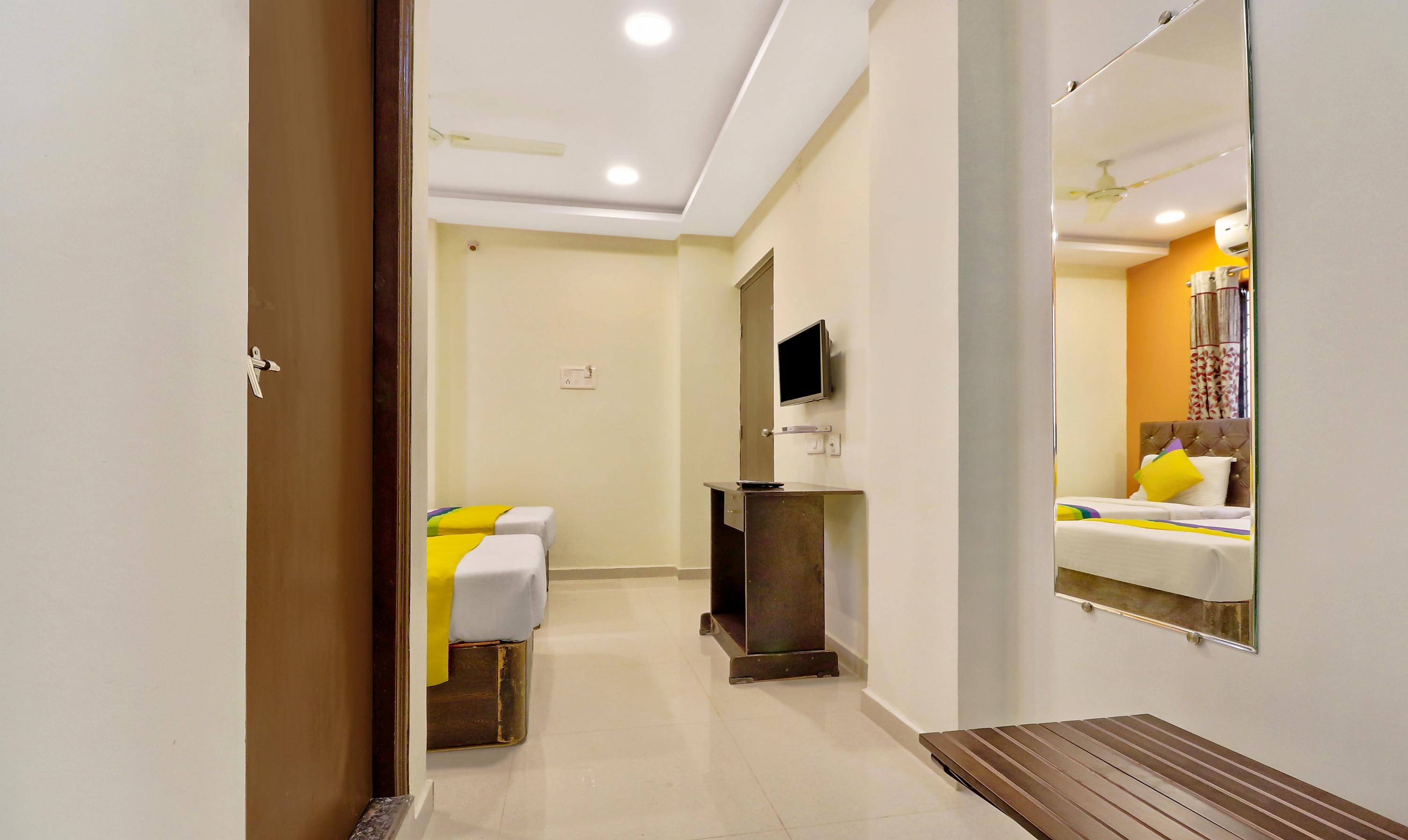 Itsy Hotels Carnival Inn - Tap to explore photos