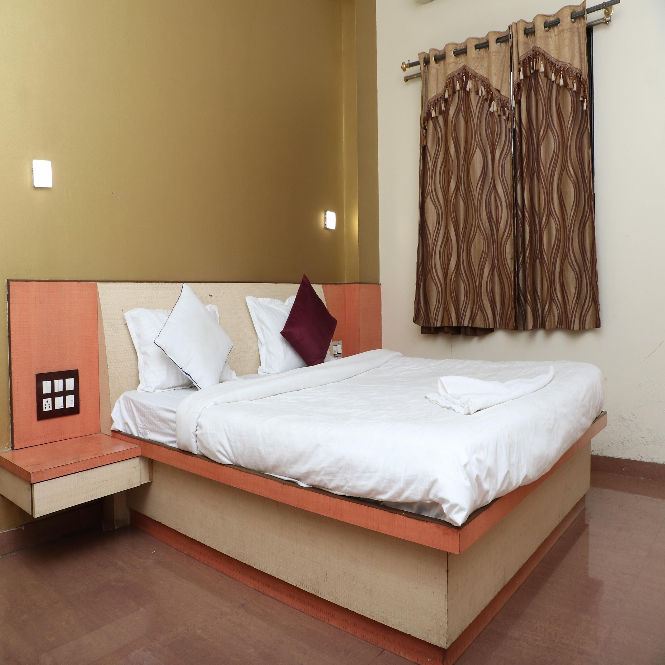 Hotel Shiv Sai - Tap to explore photos