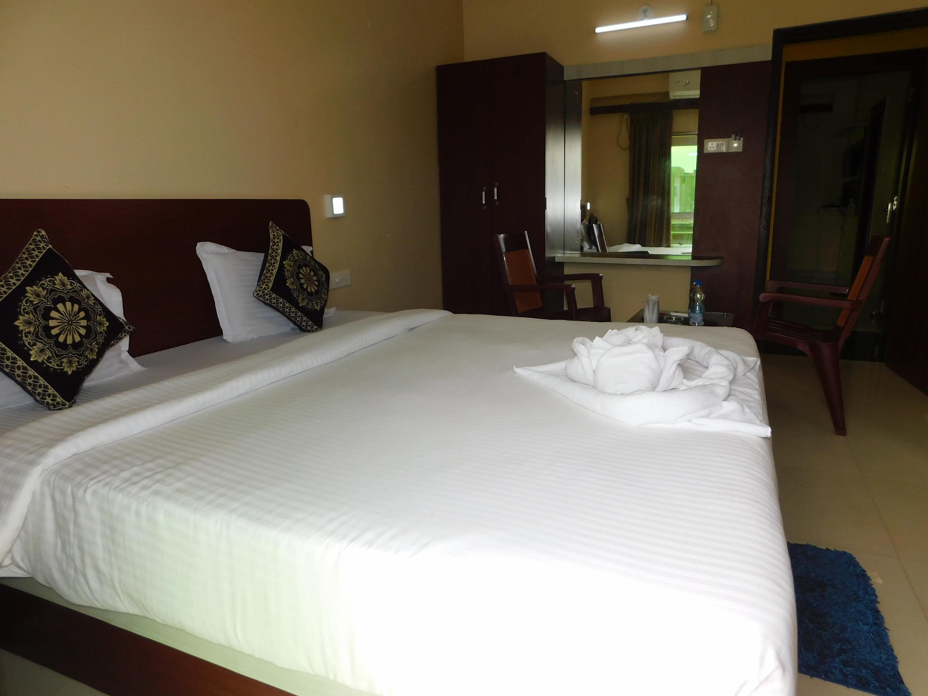 Hotel  Golden Wave,50mtrs from Sea Beach - Tap to explore photos