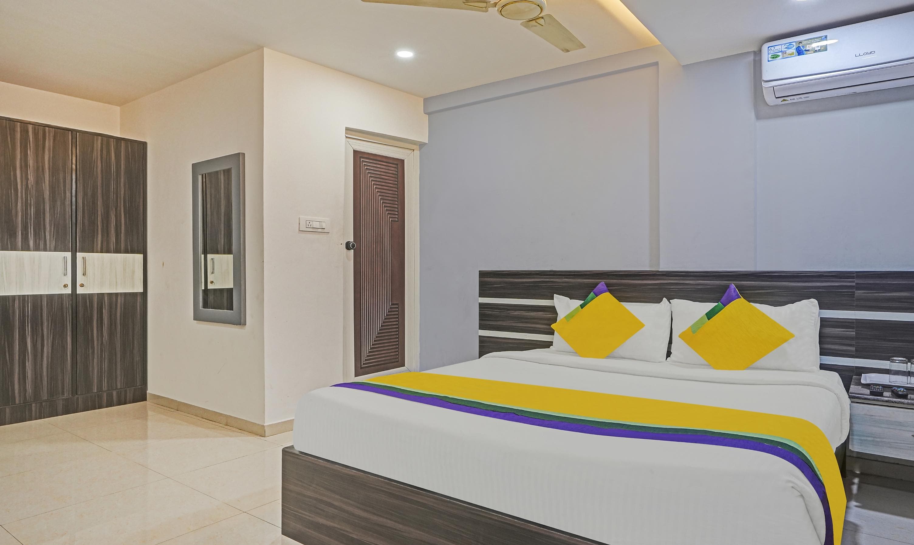 Itsy Hotels Purple Suites - Tap to explore photos