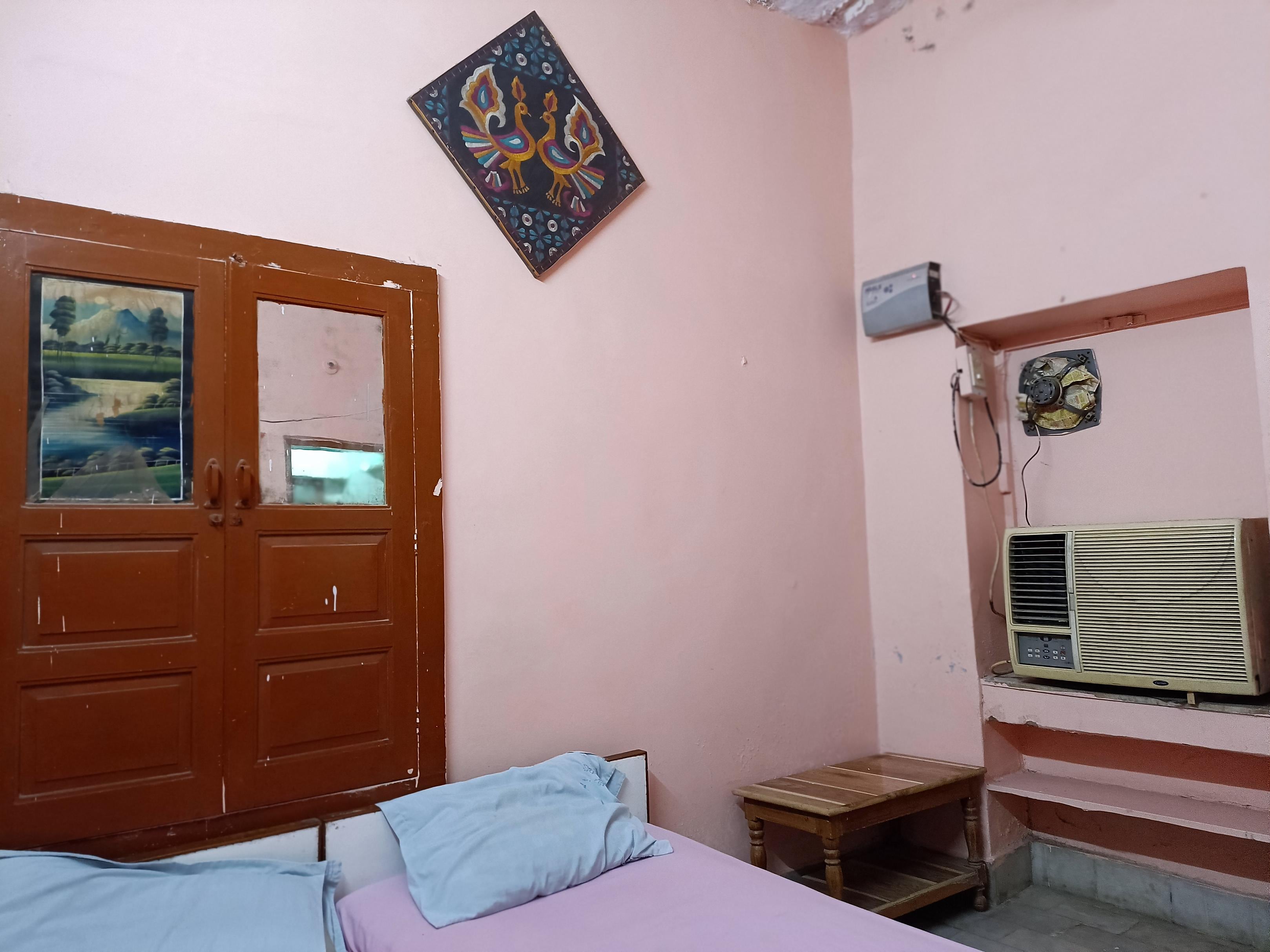 Dev's Guest House - Tap to explore photos