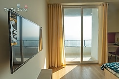 The Taj Studios - Luxury Stay in Gaur City Mall (1st time in Greate Noida West), Greater Noida