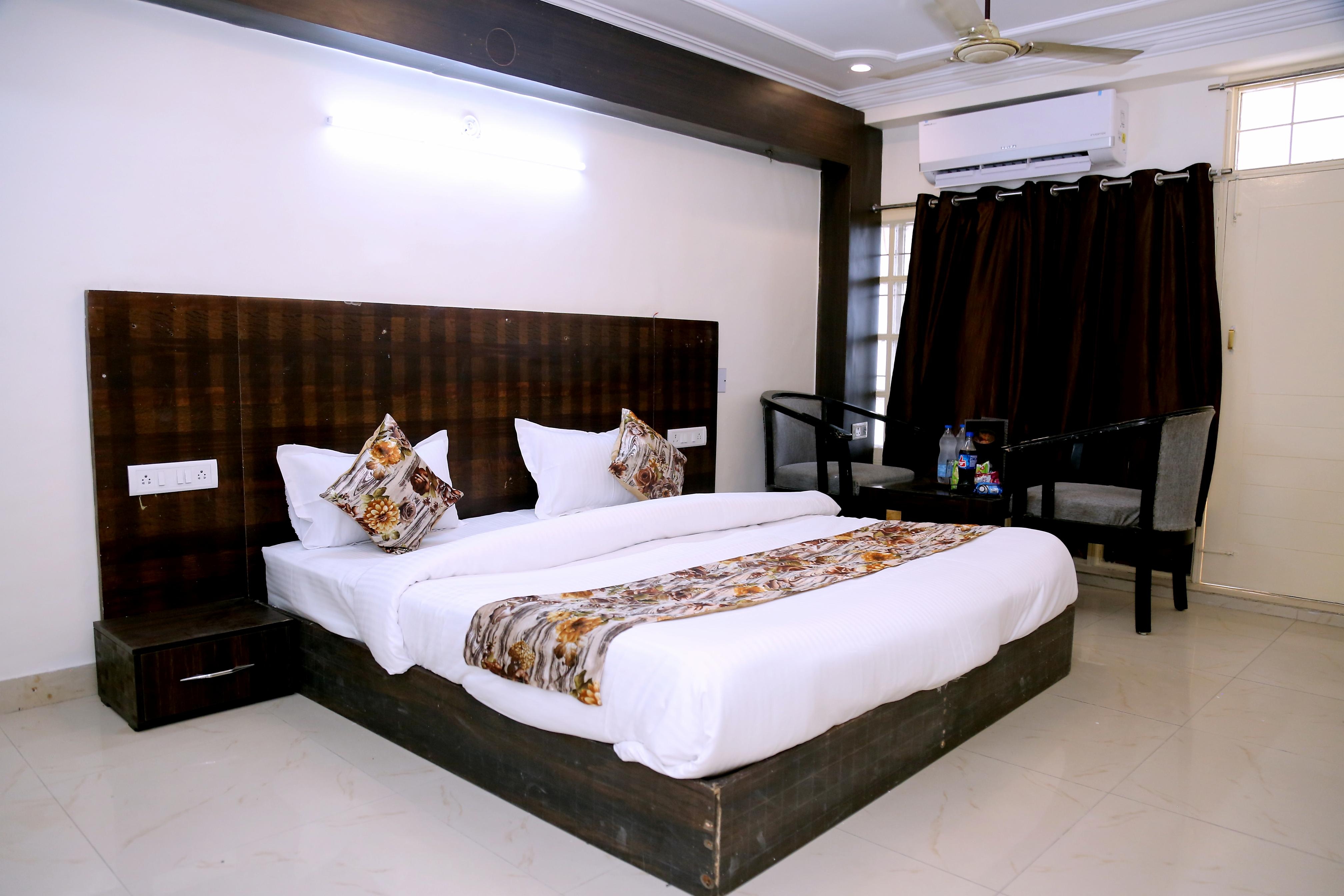 Happy Mark Suites Rooms - Tap to explore photos