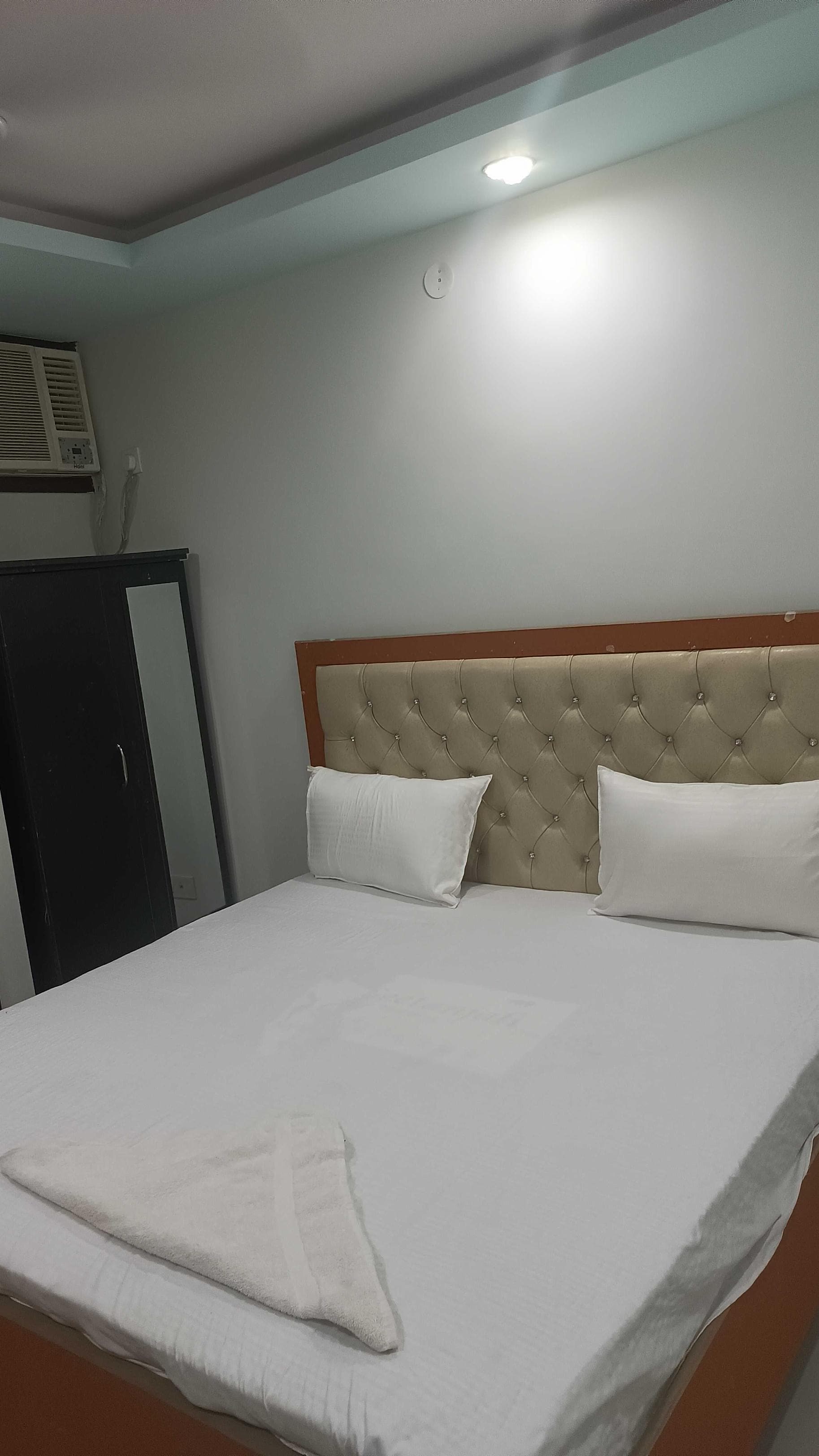 Hotel O Noida Park Near Iskcon Temple Noida - Tap to explore photos