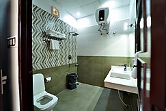 DLS Nature Trinket Resort - Dalhousie with Swimming Pool, Khajjiar
