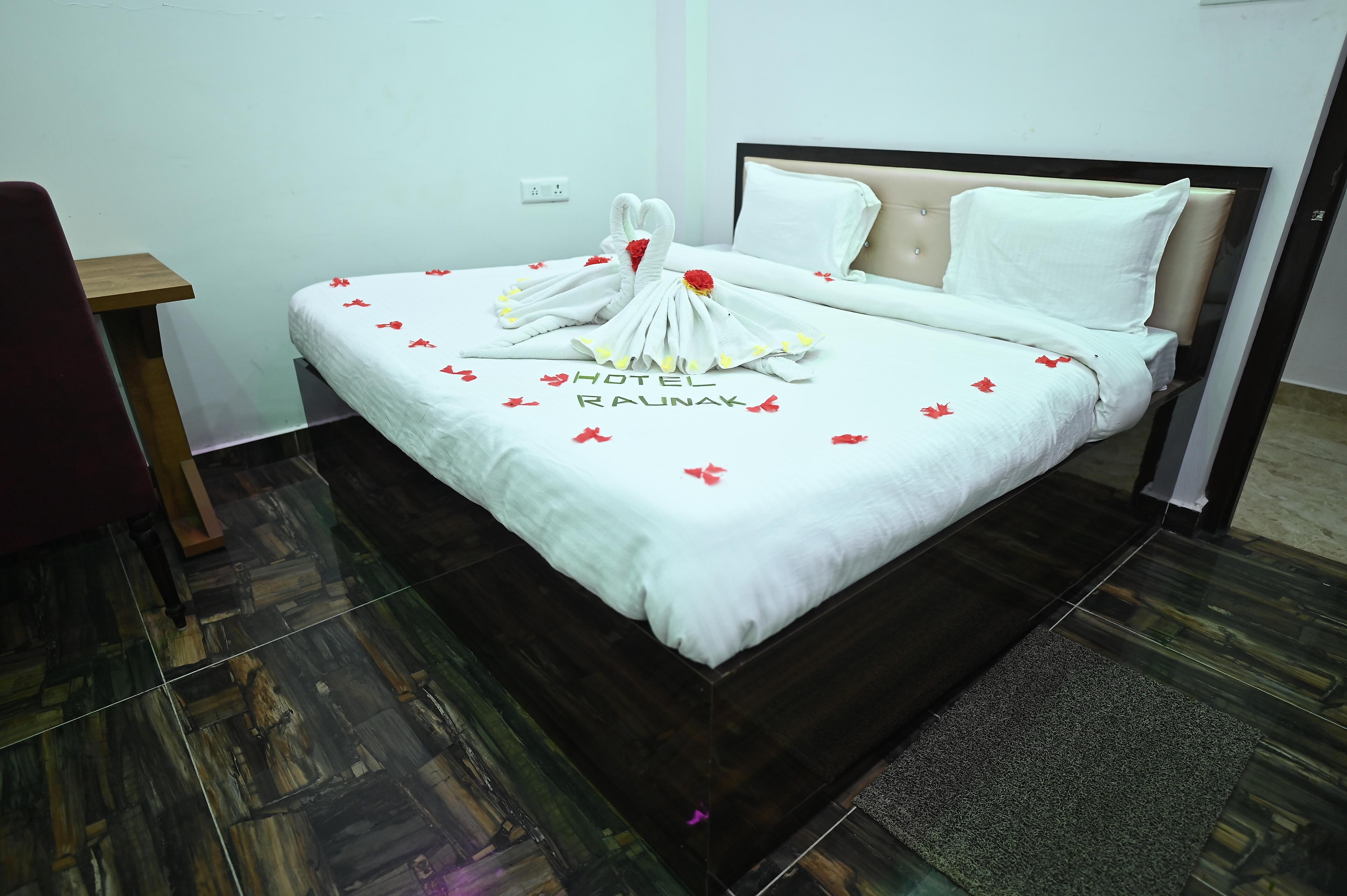 Hotel Raunak Restaurant and Banquet Hall - Tap to explore photos