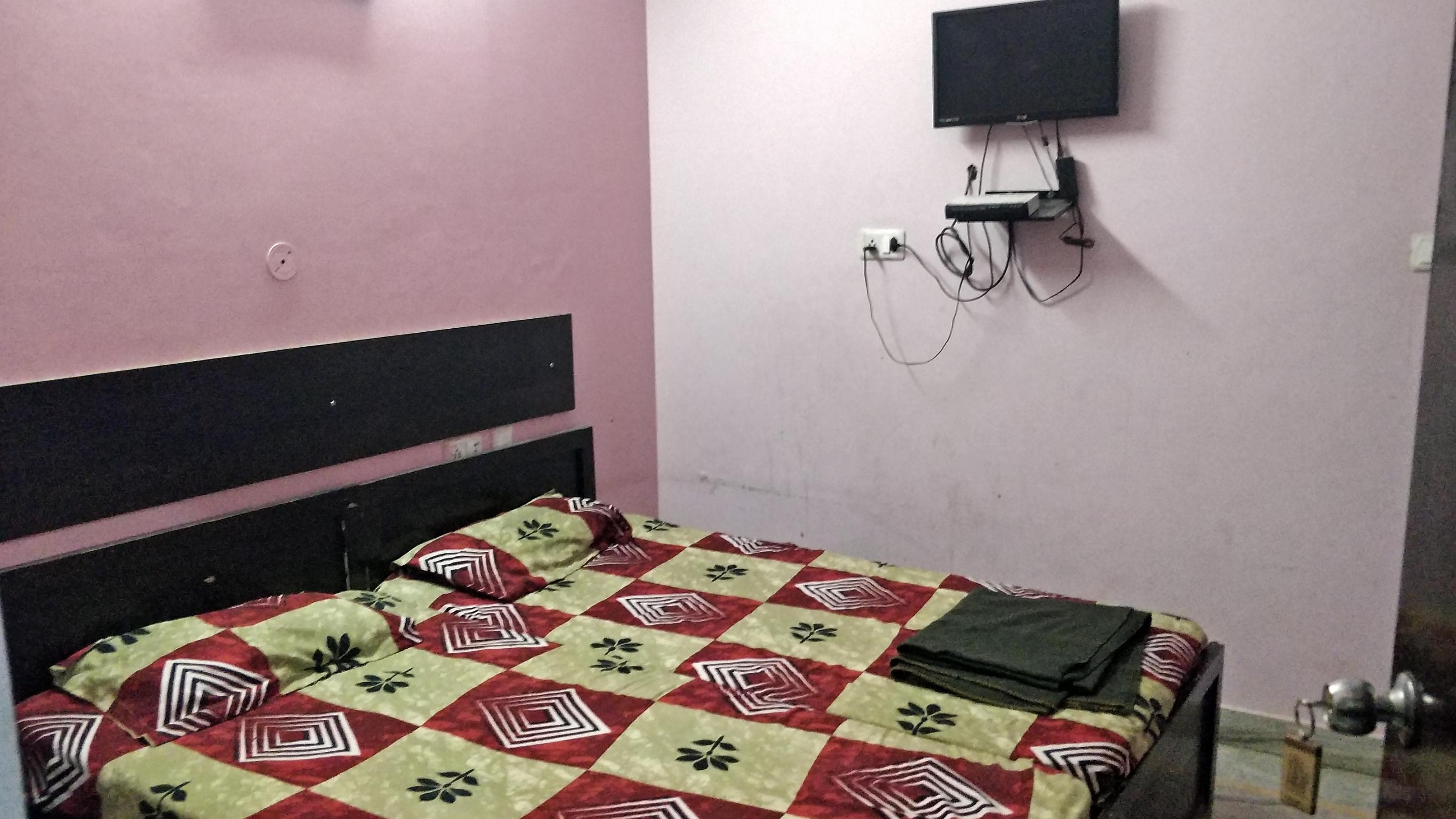 Shree Shyam Guest House - Tap to explore photos