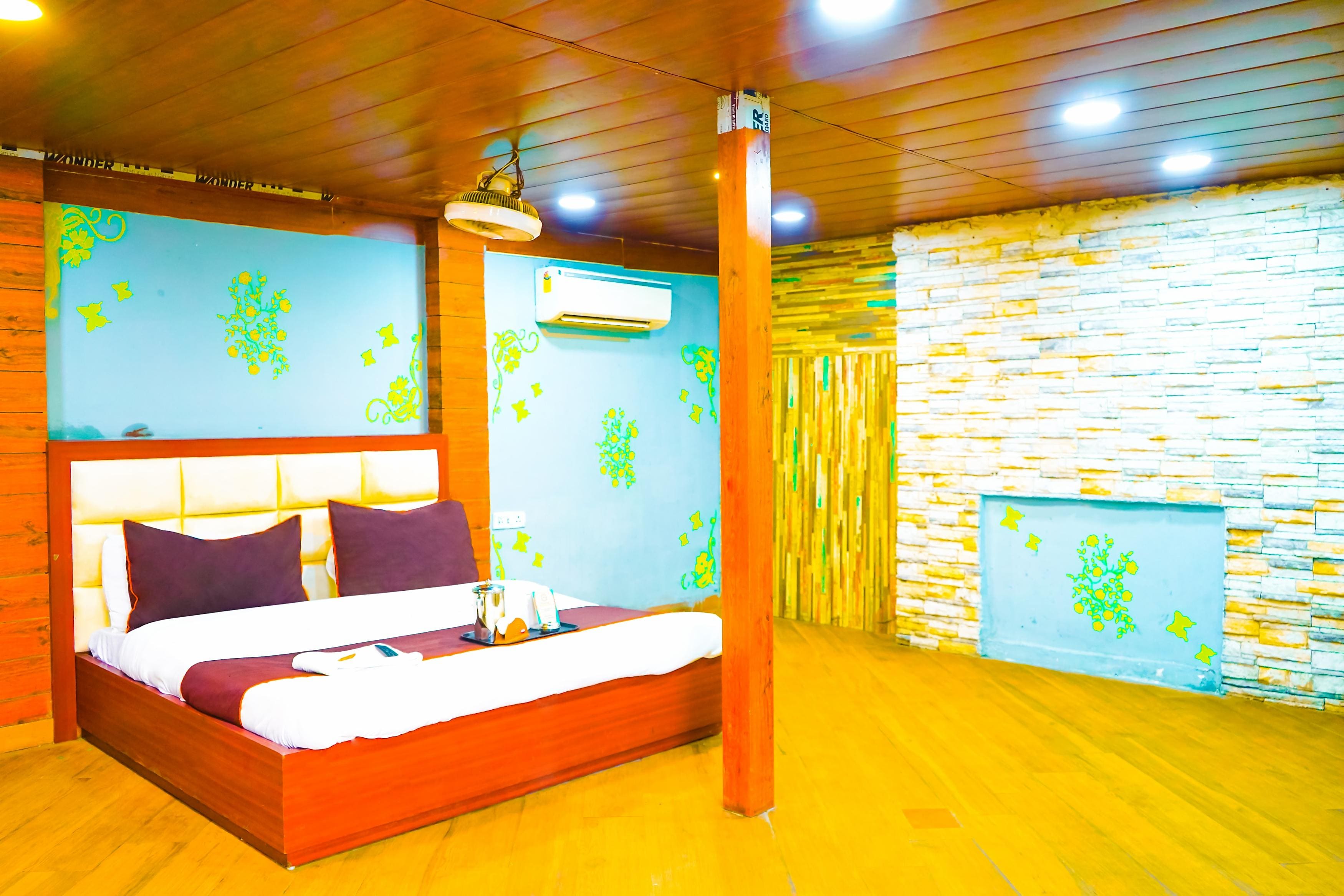 HOTEL MANNAT - Tap to explore photos