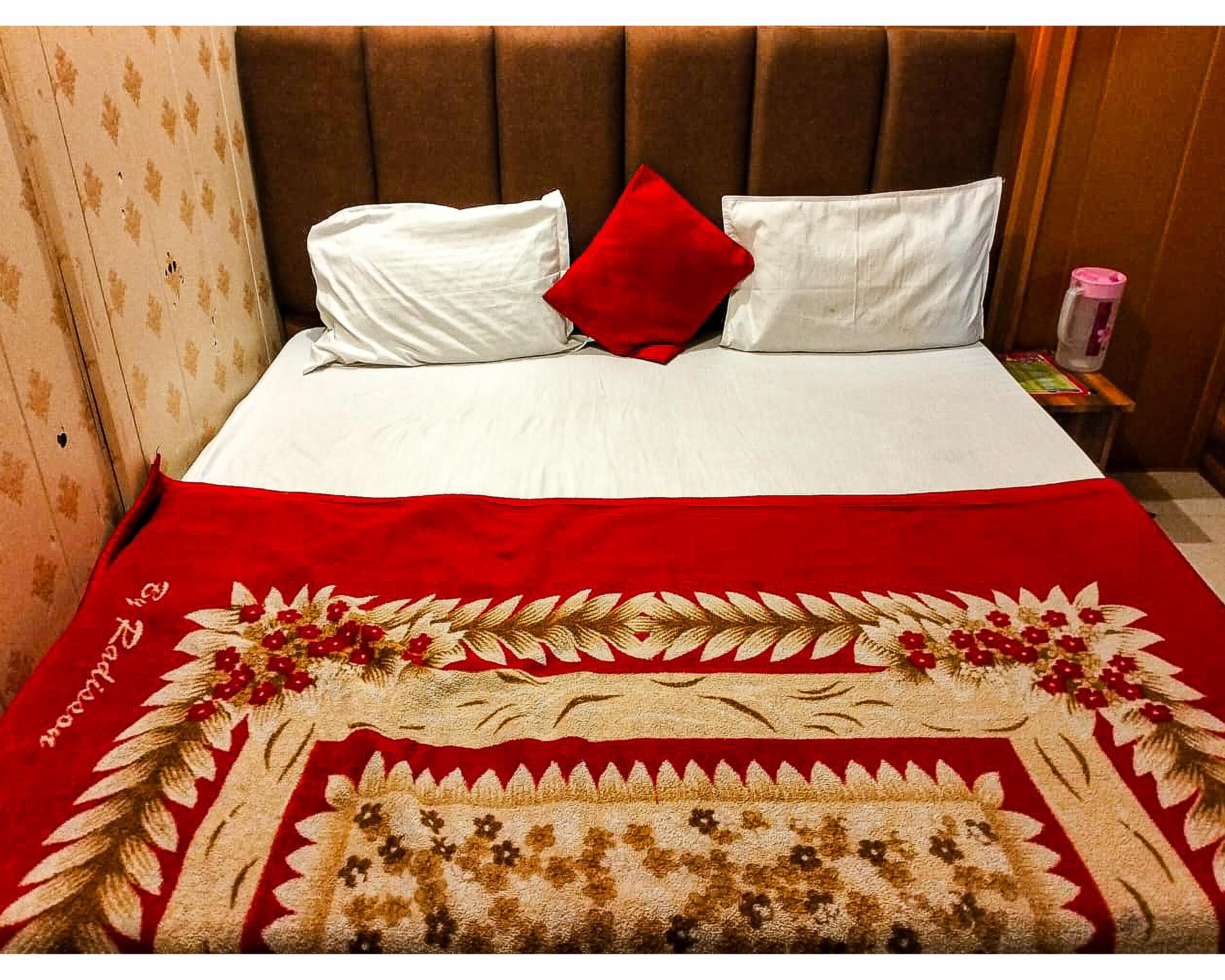 Hotel Queen Palace By WB Inn - Tap to explore photos