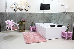 Modern Jacuzzi Spa Tub 1BHK Suite South Delhi 3, Delhi