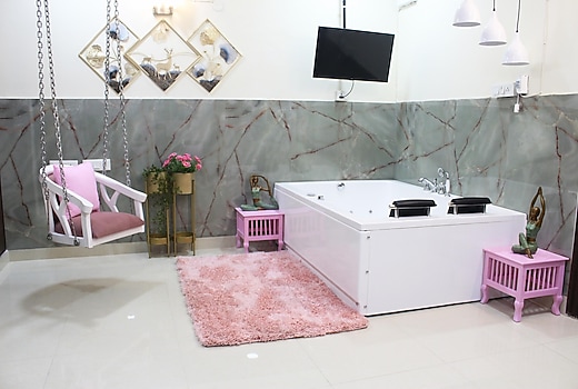 Modern Jacuzzi Spa Tub 1BHK Suite South Delhi 3