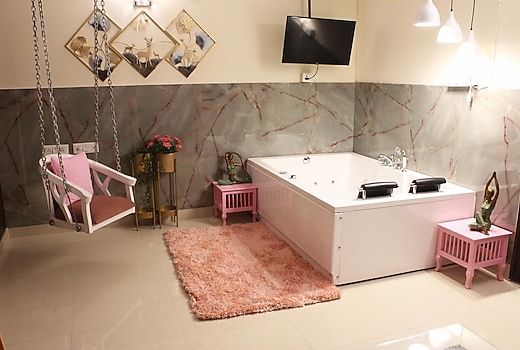 Modern Jacuzzi Spa Tub 1BHK Suite South Delhi 3