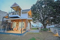 SaffronStays Woodpecker's Perch, Kanatal