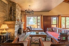 2 BHK Cottage Overlooking Valley |Wild Thyme by Roamhome, Bhowali