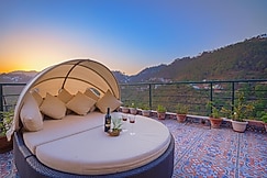 Dilli Villa 3BHK | Swimming Pool, Jacuzzi, Kasauli