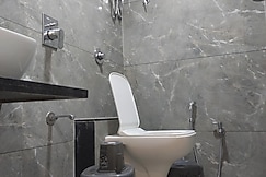 HOTEL R K VILLA, Dholka