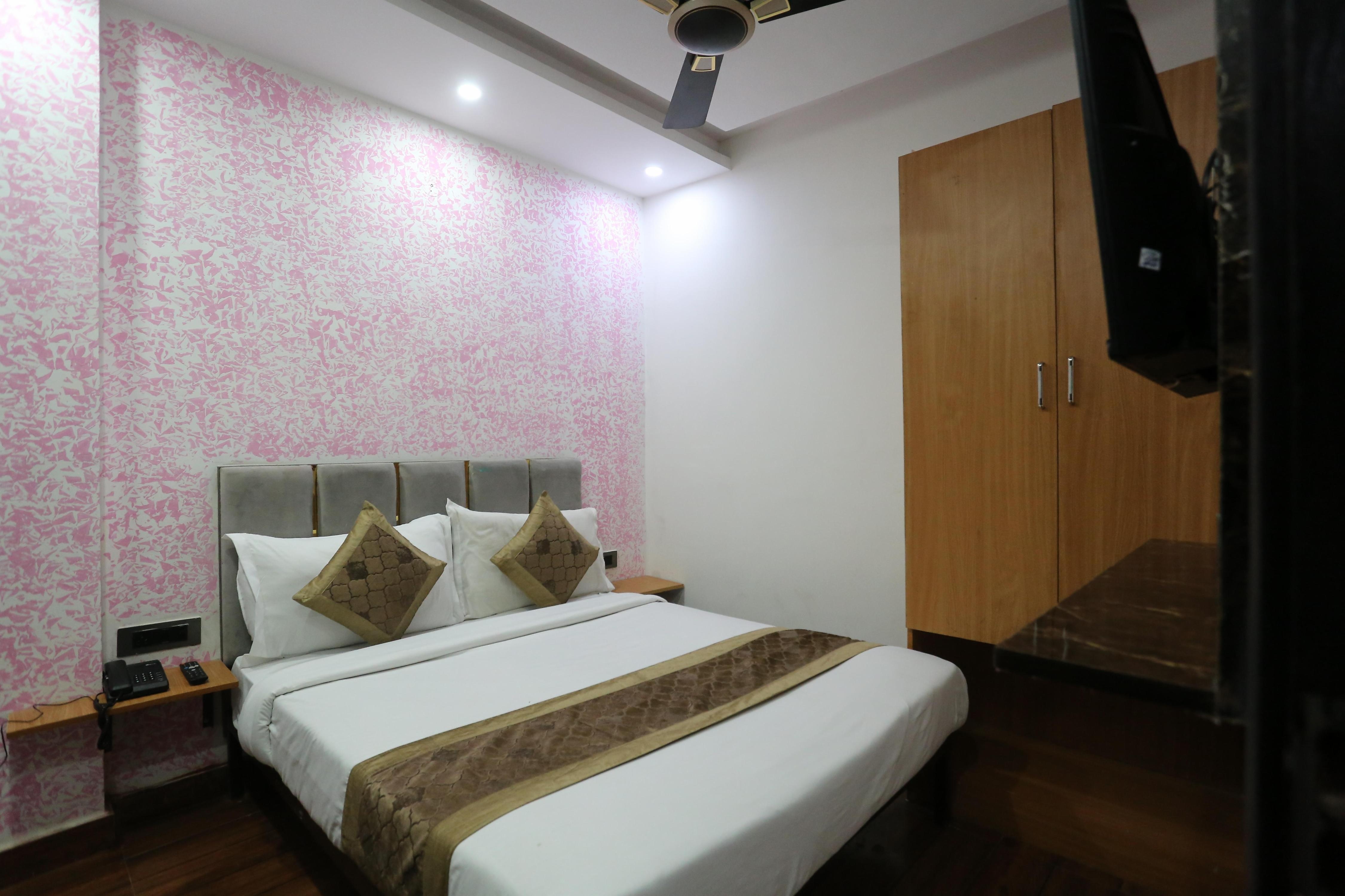Hotel Twamev Laxmi Nagar - Tap to explore photos