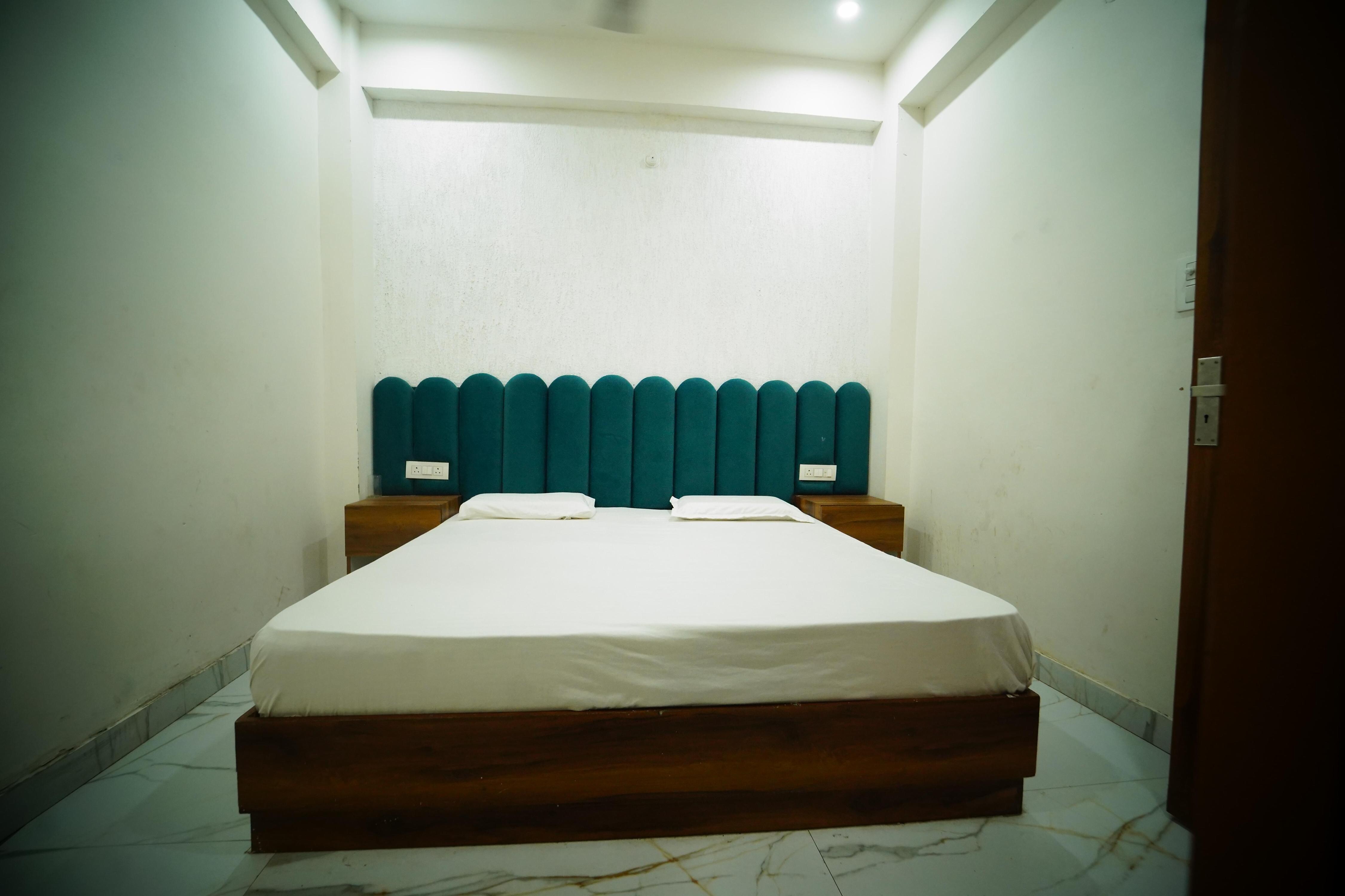 Hotel Lucky Inn @ Har Ki Pauri Road Haridwar - Tap to explore photos