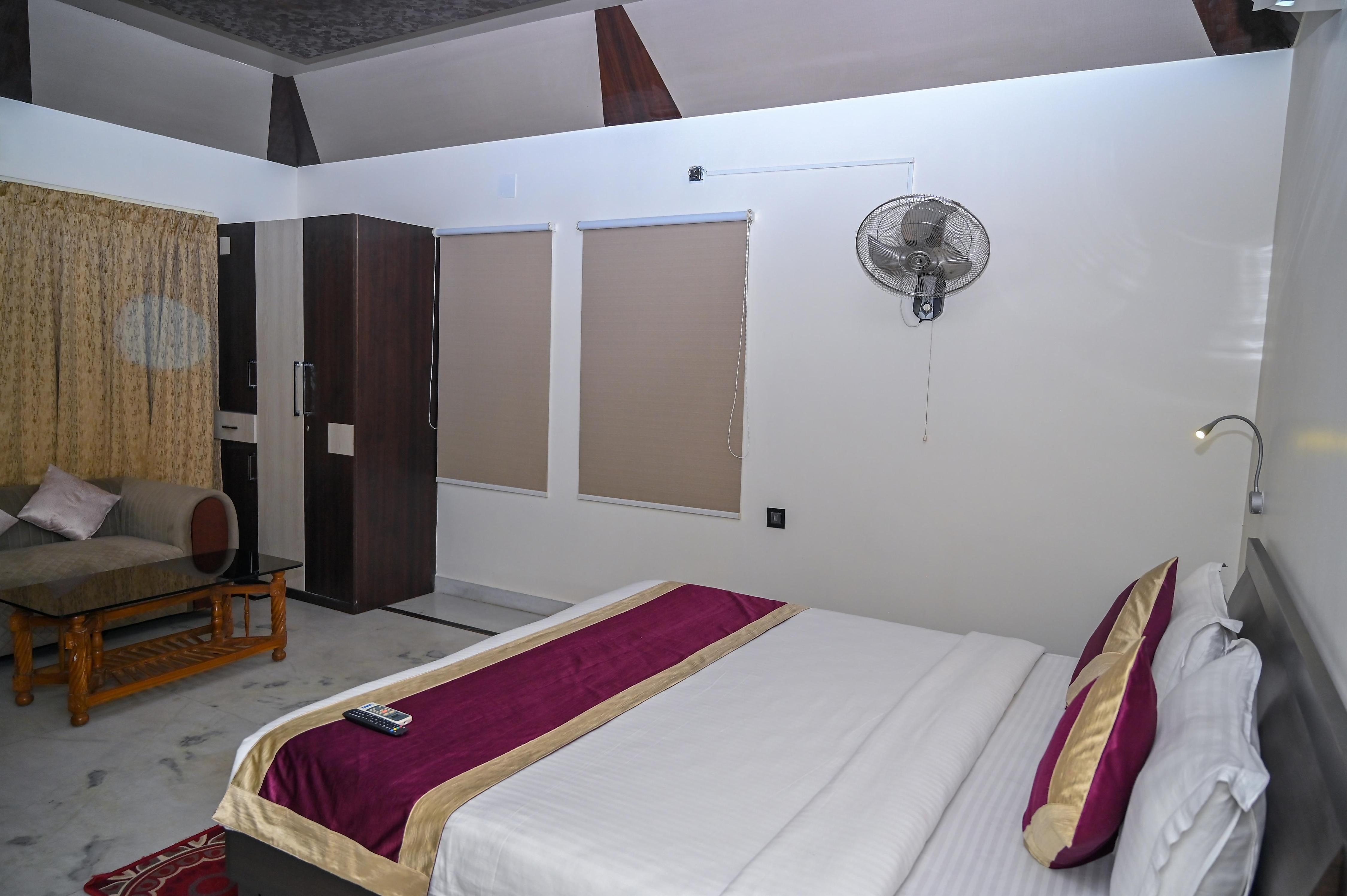 HOTEL AYAANSH INTERNATIONAL - Tap to explore photos